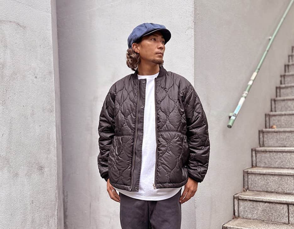 スタンダードカリフォルニアさんのインスタグラム写真 - (スタンダードカリフォルニアInstagram)「SD Reversible Deck Jacket -Official Store Limitedが入荷しました。  デッキジャケットとキルトジャケットを1枚で楽しめる両A面リバーシブル仕様。 ボディはライトオンスのコードレーンとミリタリーキルトを使用したリバーシブル。 コットンのパリっとしたハリ感が特徴のコードレーンは、ライトオンスなのでハリ感はありながらもゴワゴワせずに着やすいのが特徴です。  ブラックボディのデッキ面にはチャコールでミリタリーロゴを落とし込みました。 プリントの風合いはヴィンテージを彷彿とさせる光沢のある凹凸を感じる厚盛りのラバープリント。 ボディもプリントも着こむほどに経年変化も期待できます。  取り扱いはStandard California直営店とOfficial Online Storeのみとなります。  SD Reversible Deck Jacket -Official Store Limited has just arrived!  @standardcalifornia_os  @standardcalifornia_movie   #standardcalifornia  #スタンダードカリフォルニア  #deckjacket  #デッキジャケット  #jacket  #ジャケット  #internationalshipping  #overseashipping  #worldshopping  #worldshoppingjp」11月25日 12時00分 - standardcalifornia