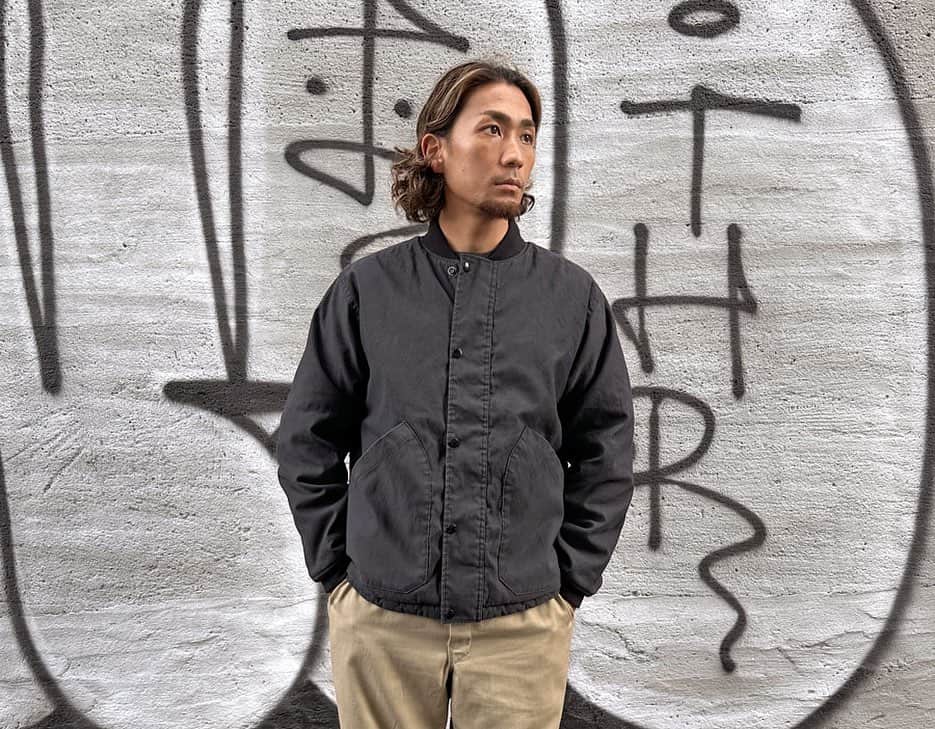 スタンダードカリフォルニアさんのインスタグラム写真 - (スタンダードカリフォルニアInstagram)「SD Reversible Deck Jacket -Official Store Limitedが入荷しました。  デッキジャケットとキルトジャケットを1枚で楽しめる両A面リバーシブル仕様。 ボディはライトオンスのコードレーンとミリタリーキルトを使用したリバーシブル。 コットンのパリっとしたハリ感が特徴のコードレーンは、ライトオンスなのでハリ感はありながらもゴワゴワせずに着やすいのが特徴です。  ブラックボディのデッキ面にはチャコールでミリタリーロゴを落とし込みました。 プリントの風合いはヴィンテージを彷彿とさせる光沢のある凹凸を感じる厚盛りのラバープリント。 ボディもプリントも着こむほどに経年変化も期待できます。  取り扱いはStandard California直営店とOfficial Online Storeのみとなります。  SD Reversible Deck Jacket -Official Store Limited has just arrived!  @standardcalifornia_os  @standardcalifornia_movie   #standardcalifornia  #スタンダードカリフォルニア  #deckjacket  #デッキジャケット  #jacket  #ジャケット  #internationalshipping  #overseashipping  #worldshopping  #worldshoppingjp」11月25日 12時00分 - standardcalifornia