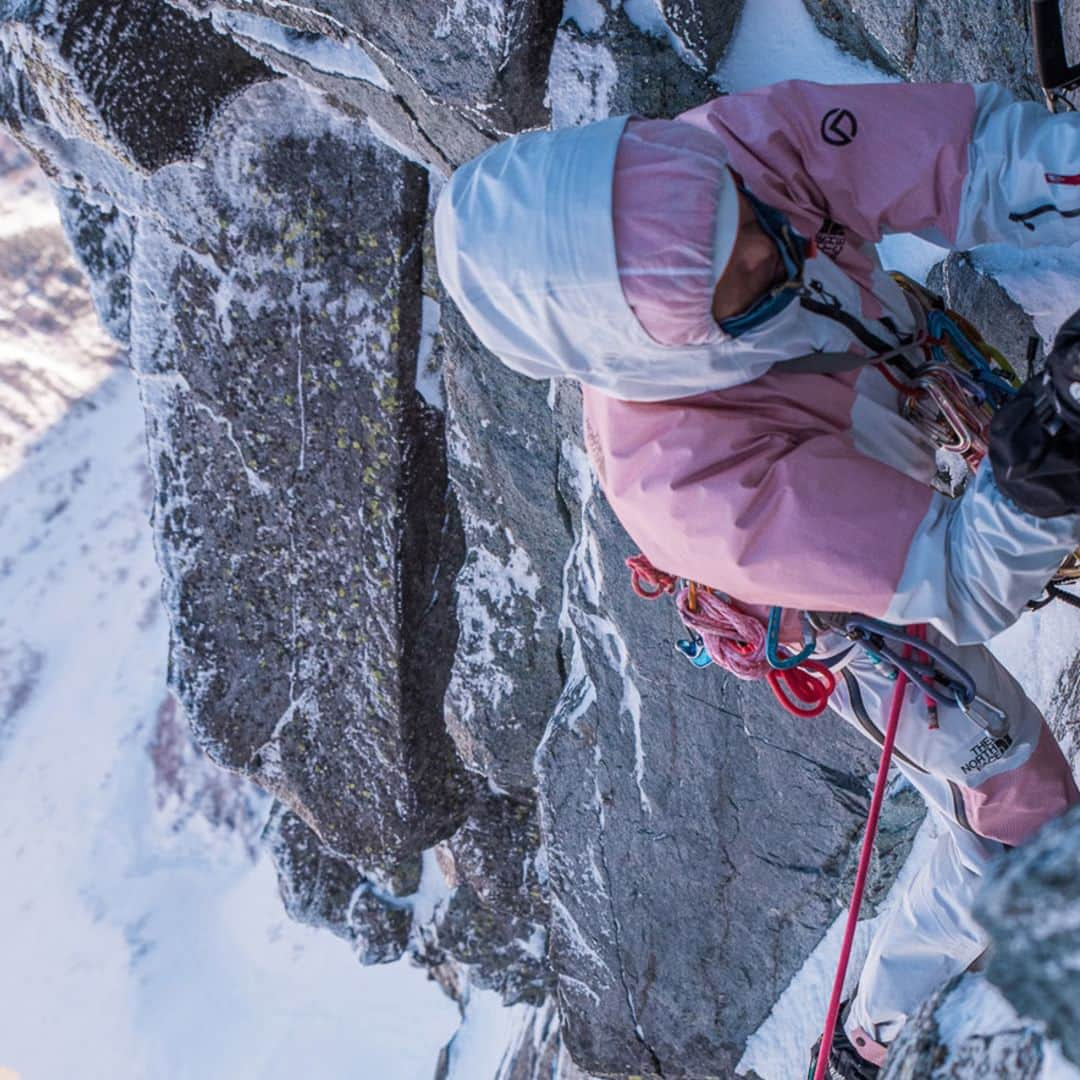 THE NORTH FACE JAPANさんのインスタグラム写真 - (THE NORTH FACE JAPANInstagram)「空気の量により衣服内の温度調整が可能なエアーアクティブインサレーション。 厳冬期の山岳活動におけるハイクアップシーンや烈風吹き荒れる稜線上など様々な環境下でも幅広い対応が可能に。 衣服の着脱の煩わしさから解放され、止まることなく行動できる。  #thenorthface #ザノースフェイス #ノースフェイス #インサレーション #サミットシリーズ #アルパイン」11月25日 12時00分 - thenorthfacejp