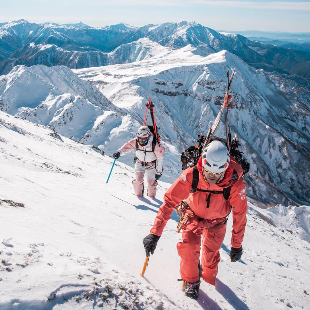 THE NORTH FACE JAPANのインスタグラム：「空気の量により衣服内の温度調整が可能なエアーアクティブインサレーション。 厳冬期の山岳活動におけるハイクアップシーンや烈風吹き荒れる稜線上など様々な環境下でも幅広い対応が可能に。 衣服の着脱の煩わしさから解放され、止まることなく行動できる。  #thenorthface #ザノースフェイス #ノースフェイス #インサレーション #サミットシリーズ #アルパイン」