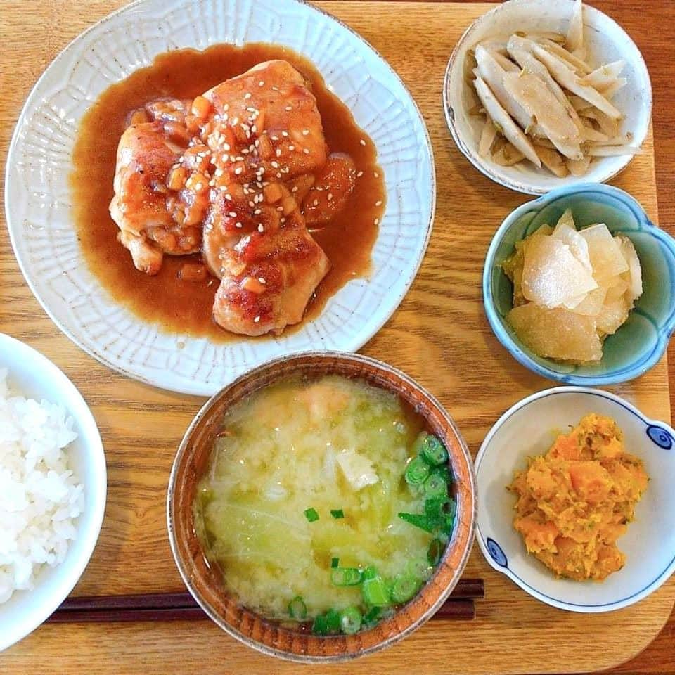 デパぐるッ！福岡のインスタグラム：「【小倉ランチ】おいしくて体が喜ぶ定食！地元で愛されるオシャレ食堂  北九州市小倉北区魚町に2011年にオープンした『水玉食堂』✨  魚町銀天街と北九州モノレール・平和通駅の真ん中あたりにあり、平和通駅からだと徒歩5分ほどです👌  壁の奥に広がる空間でまず目に入るのは、天井の太い梁とレトロでかわいらしい雑貨たち♡  カウンターに置かれた鍋や、天井から下げられたライトもノスタルジーな雰囲気です！  こちらで味わえるのが、旬の食材にこだわって丁寧に作る、体が喜ぶランチ😌  『すこやかごはん 』は、ごはん・お味噌汁・メイン料理・小鉢3種がセットになっています◎  この日のメインは「鶏の柿照り焼き」😋  ごろっと皿に盛られた鶏肉はやわらかく、そこに柿の甘みと照り焼きのソースがしっかり絡んでおいしい♪  小鉢3種は、「かぼちゃと人参の葉に松の実を和えたもの」「冬瓜と梨をカボスでマリネしたもの」「ごぼうとフェンネルの和えもの」で、どの料理も手をかけて丁寧に作られているのが伝わってきます！  オーナーは漢方養生指導士・国際中医臨床薬膳師の資格を持つプロフェッショナル🧑‍⚕️  農薬不使用の米、味噌、卵はオーナーが信頼を寄せるところから長年仕入れ、野菜は旦過市場や朝どれ直送のものが並ぶ店で選び、その日のメニューを決めているそうです😲  定期的に薬膳について学べる講座も開催されているそうですよ☝️  おいしくて体が喜ぶごはん、ぜひ食べてみてください🙆  お店の詳細はARNEの記事でチェック！ プロフィールからARNEのサイトへ飛べますよ♪ 👉🏻『@arne_gourmet』  ARNEグルメで 福岡の美味しいグルメ情報を毎日配信中！ ぜひお気軽にフォローしてくださいね😉 ___________________________ @kitakyushu_shoukai さんのご紹介です♪  #ARNE福岡 #福岡グルメ#グルメ #福岡カフェ#福岡スイーツ #福岡ごはん#ごはん #福岡カフェ巡り#福岡ランチ #福岡旅行#福岡観光 #福岡#福岡県#fukuoka #カフェ#ランチ#ディナー #グルメ好きな人と繋がりたい #グルメスタグラム #福岡食べ歩き#福岡グルメ部 #福岡めし#福岡ご飯 #福岡好きな人と繋がりたい  #小倉グルメ#小倉ランチ #定食ランチ#昭和レトロ #水玉食堂」