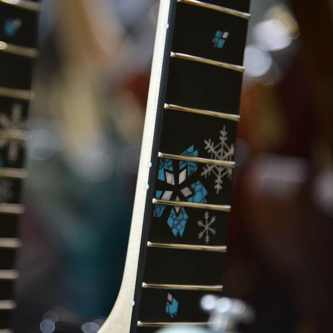 Deviserさんのインスタグラム写真 - (DeviserInstagram)「🌟#ディバイザーワンデイ  Momose Fuyuzakura Model  今回の冬桜モデルは「冬暁」をコンセプトとしてデザインされました。夜明けの空を思わせる暁色のグラデーションカラーを施したボディ、指板に輝くターコイズアクリルの雪の結晶、三日月のモチーフなど、新たな意匠を詰め込んだ2023年One Day Guitar Showの限定モデルです。  #ディバイザー #deviser #headway #ヘッドウェイ #momose #モモセ #bacchus #バッカス #seventyseven #セブンティセブン #sakuraukulele #サクラウクレレ #guitar #electricguitar #アコギ #Acousticguitar #bass #ベース #ウクレレ #ukulele」11月25日 12時00分 - deviser2016