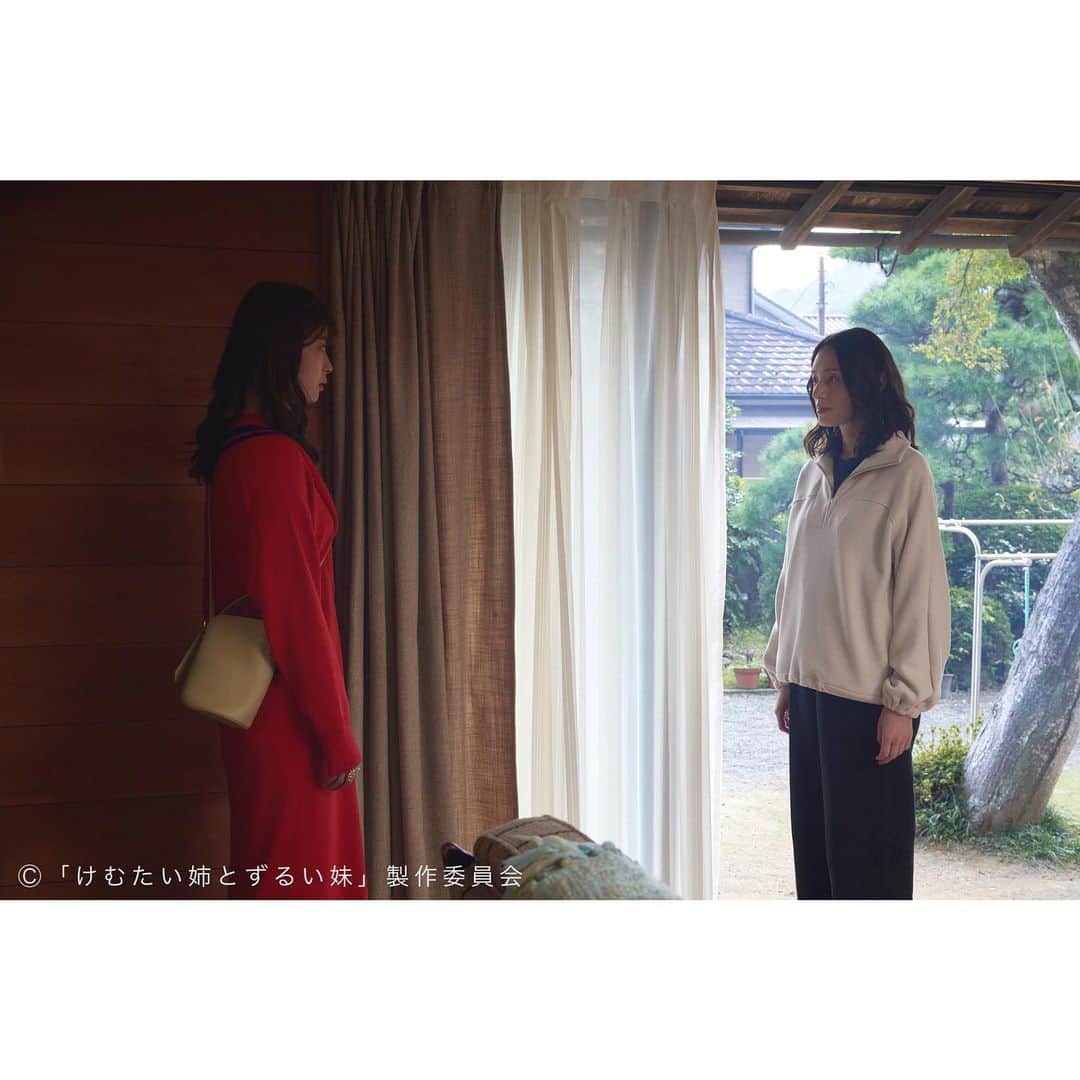 けむたい姉とずるい妹のインスタグラム：「. ／ 『#けむたい姉とずるい妹 』 最終話 11/27(月)夜11:06放送🪄 ＼  第8話をチラ見せ📸 家を出て行くことを決めた らん( #馬場ふみか さん) 出ていく前にじゅん( #栗山千明 さん) に伝えたこととは…。  7話は #TVer で配信中🎗 tver.jp/episodes/ep30cssjg1  U-NEXTなどで全話配信中💠  #テレビ東京 #けむずる  #栗山千明 #馬場ふみか #栁俊太郎  #桜田通 #雛形あきこ」