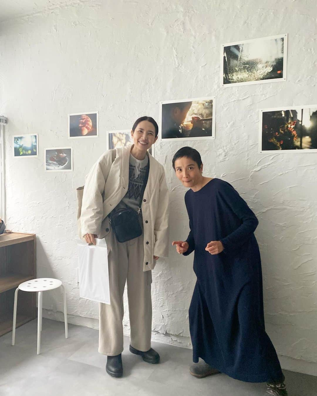 浜島直子さんのインスタグラム写真 - (浜島直子Instagram)「お土産のどら焼きを渡したら10秒後くらいには食べている、愛すべきわかなさん♡ @wakanababa   わかなさんて、本当に相手をリラックスさせる天才で。  私はいつもファッション撮影ではなく、どなたかとの対談撮影で撮ってもらうことが多いのだけど、ガチガチに緊張している私の前にフワフワ〜と現れて、ニコニコ〜と、めちゃくちゃ自然にその瞬間を切り取ってくれる。  楽しんでるのか？焦っているのか？(いや、たぶんとても真剣なのだと思う)、 わかなさんのフニャリとした空気はどんどん現場の空気を解きほぐしていって、自然といつもの仕草や表情になっていく。  北風と太陽なら、まさに太陽。 でも、影の暗さも夜の寒さもわかった上での太陽なのだと思う。 だからこの人が好きなんだなぁとも思う。  わかなさんが、プライベートで切り取る世界はどんな風に見えているのか、私は1人のファンとして、ずっとわかなさんの作品を追いかけている。 ・ 馬場わかなさんの写真展は、11月27日（月）まで。 11時～18時 SPACE STUDIO SETAGAYA @space_ _studio_ _setagaya 世田谷区世田谷1-17-2 ・ #馬場わかな #馬場わかな写真展 #初めて会ったのは確か #MOREの居酒屋はまじだったかな #いや違う！ #その前の連載の福はうちだったかな？ #忘れちゃった🙈 #4枚目から10枚目の連写は #例によって息子激写 #パラパラ漫画風🤣」11月25日 17時33分 - hamaji_0912