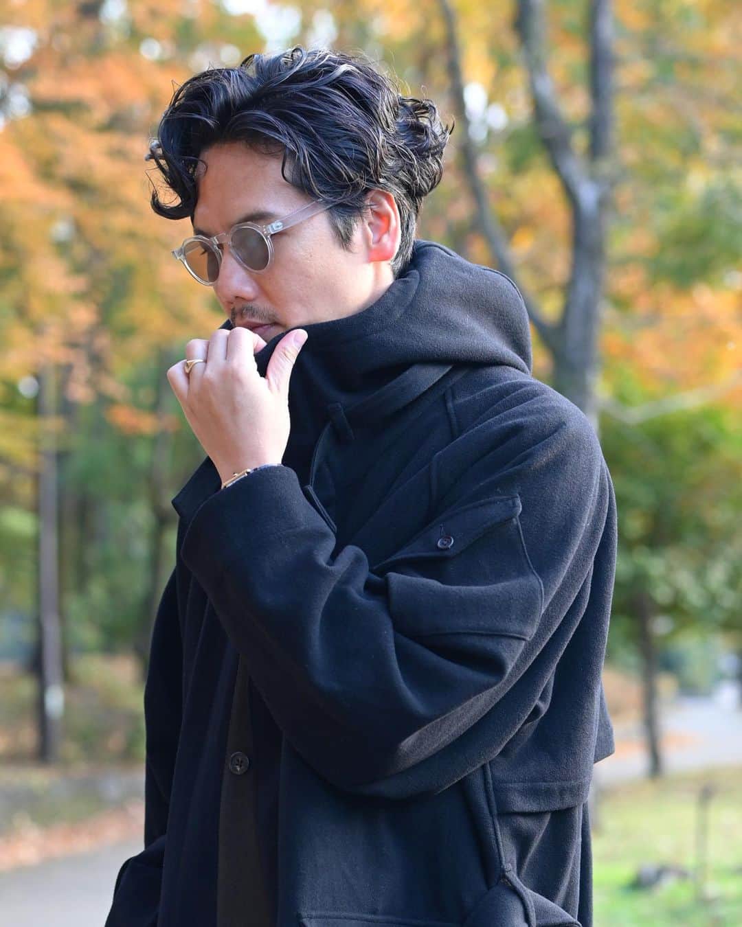 Shuhei Nishiguchiさんのインスタグラム写真 - (Shuhei NishiguchiInstagram)「"Just Black and Blue Autumn"⬅︎⬅︎⬅︎swipe left ブラックとブルーだけ。 緩いシルエットながらどこかドレスの空気感が漂う冬の装い。 今日は一目惚れしたコートを初おろし。  Tap for Brands ・ ITEM Coat： @tohnai_design  Knit： #rencontrant Jeans： @levis 517 90's U.S Shoes： @jmwestonofficial  Eyewear： French crown pant 40's   ・ #menwithstreetstyle #classicmenswear #pr #influence #bestoftheday #vintagewear #vintageeyewear #spezzatura #ootdmen」11月25日 17時27分 - shuhei_nishiguchi