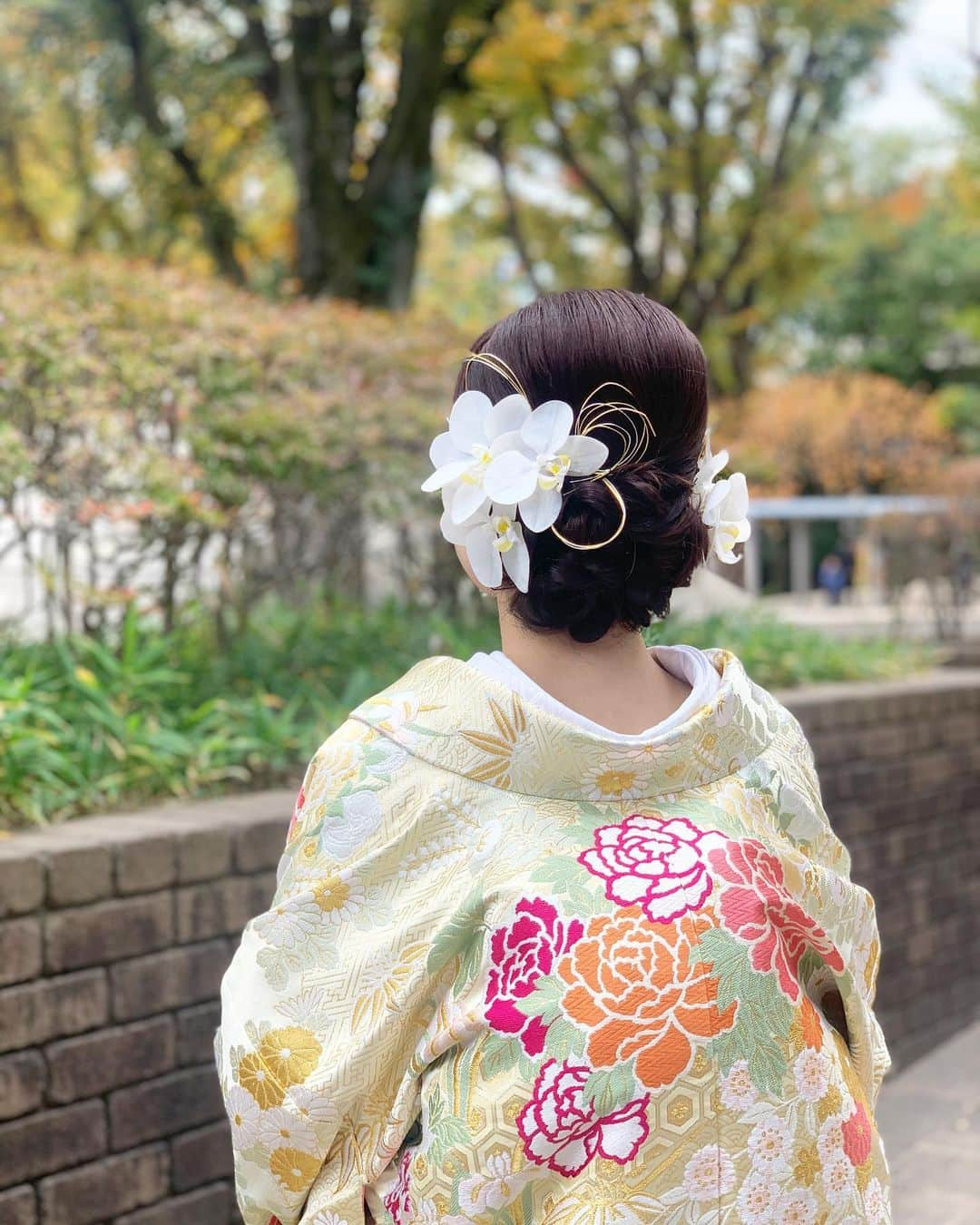 ウェディングヘアメイクルーチェさんのインスタグラム写真 - (ウェディングヘアメイクルーチェInstagram)「和装披露宴ヘアアレンジ  かわいい花嫁さまの 披露宴ヘアアレンジ  淡い色打掛に合わせて 胡蝶蘭と水引を合わせて✨  ショートボブ花嫁さまの アップスタイリング♪  💄　@wedding_luce  #ルーチエNaomi 　 　 　  ⭐️お知らせ⭐️ 花嫁ボディメイクのエアブラシ 体験は 12月3日(日)開催します。  13時枠空きあります。　  ◯プロ向けのエアブラシ講習 12月、1月、2月に 開講します。  詳しくはDMまでお問い合わせください。　  ルーチェからのサンクスプレゼント🕊️  ルーチェにて 挙式ヘアメイクもしくは 撮影ヘアメイクをお申し込み花嫁さまへ  アクセサリー2点レンタル&新郎さまメイク をプレゼントさせていただきます。  ※2023年12月末までに お申し込み花嫁さま対象  お申し込み時に「フォロワープレゼント」と お知らせくださいね🕊️  ＊＊＊  お問い合わせは プロフィール欄のリンクをクリック ↓↓↓↓  @wedding_luce   #ブライダルヘアメイク #出張ヘアメイク#持ち込みヘアメイク#ウェディングヘアメイク#花嫁ヘアメイク#ウェディングヘア#花嫁ヘアスタイル ・」11月25日 17時28分 - wedding_luce