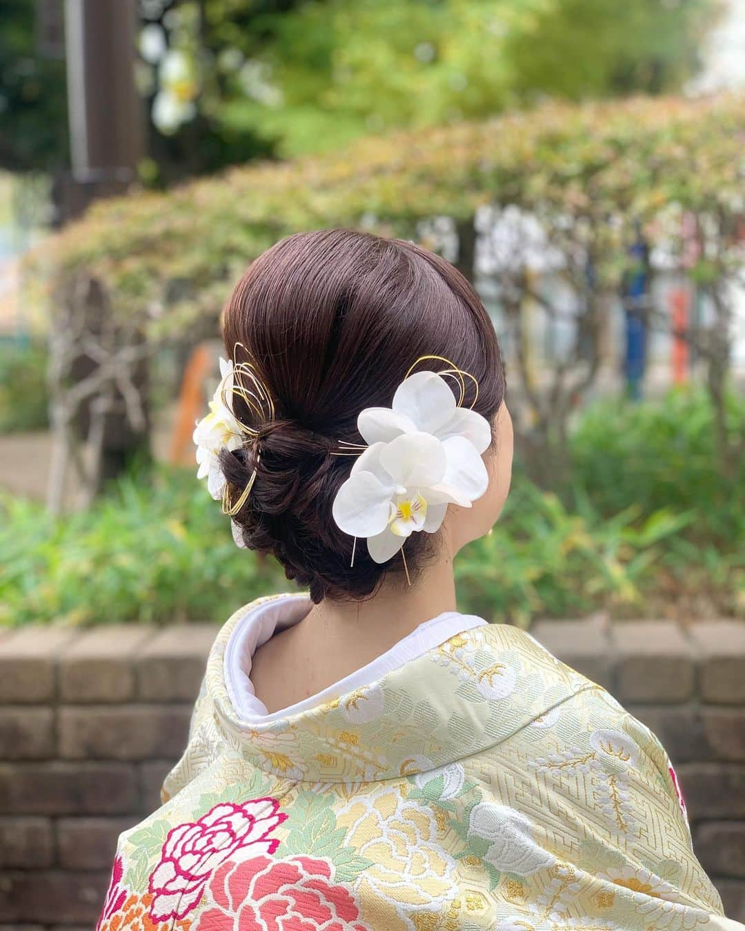 ウェディングヘアメイクルーチェさんのインスタグラム写真 - (ウェディングヘアメイクルーチェInstagram)「和装披露宴ヘアアレンジ  かわいい花嫁さまの 披露宴ヘアアレンジ  淡い色打掛に合わせて 胡蝶蘭と水引を合わせて✨  ショートボブ花嫁さまの アップスタイリング♪  💄　@wedding_luce  #ルーチエNaomi 　 　 　  ⭐️お知らせ⭐️ 花嫁ボディメイクのエアブラシ 体験は 12月3日(日)開催します。  13時枠空きあります。　  ◯プロ向けのエアブラシ講習 12月、1月、2月に 開講します。  詳しくはDMまでお問い合わせください。　  ルーチェからのサンクスプレゼント🕊️  ルーチェにて 挙式ヘアメイクもしくは 撮影ヘアメイクをお申し込み花嫁さまへ  アクセサリー2点レンタル&新郎さまメイク をプレゼントさせていただきます。  ※2023年12月末までに お申し込み花嫁さま対象  お申し込み時に「フォロワープレゼント」と お知らせくださいね🕊️  ＊＊＊  お問い合わせは プロフィール欄のリンクをクリック ↓↓↓↓  @wedding_luce   #ブライダルヘアメイク #出張ヘアメイク#持ち込みヘアメイク#ウェディングヘアメイク#花嫁ヘアメイク#ウェディングヘア#花嫁ヘアスタイル ・」11月25日 17時28分 - wedding_luce