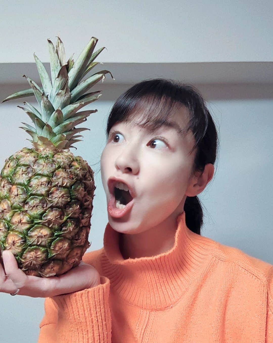 吉村美樹さんのインスタグラム写真 - (吉村美樹Instagram)「上の階の方から、パイナップル🍍まるごと頂きました！！夫が帰ってきたら驚くだろうな☺（笑）週末ワンオペ頑張るぞ💪#パイナップル #頂きました #いい香り #🍍 #サトルジャパン#ママモデル #吉村美樹」11月25日 17時28分 - yoshimuramiki0911