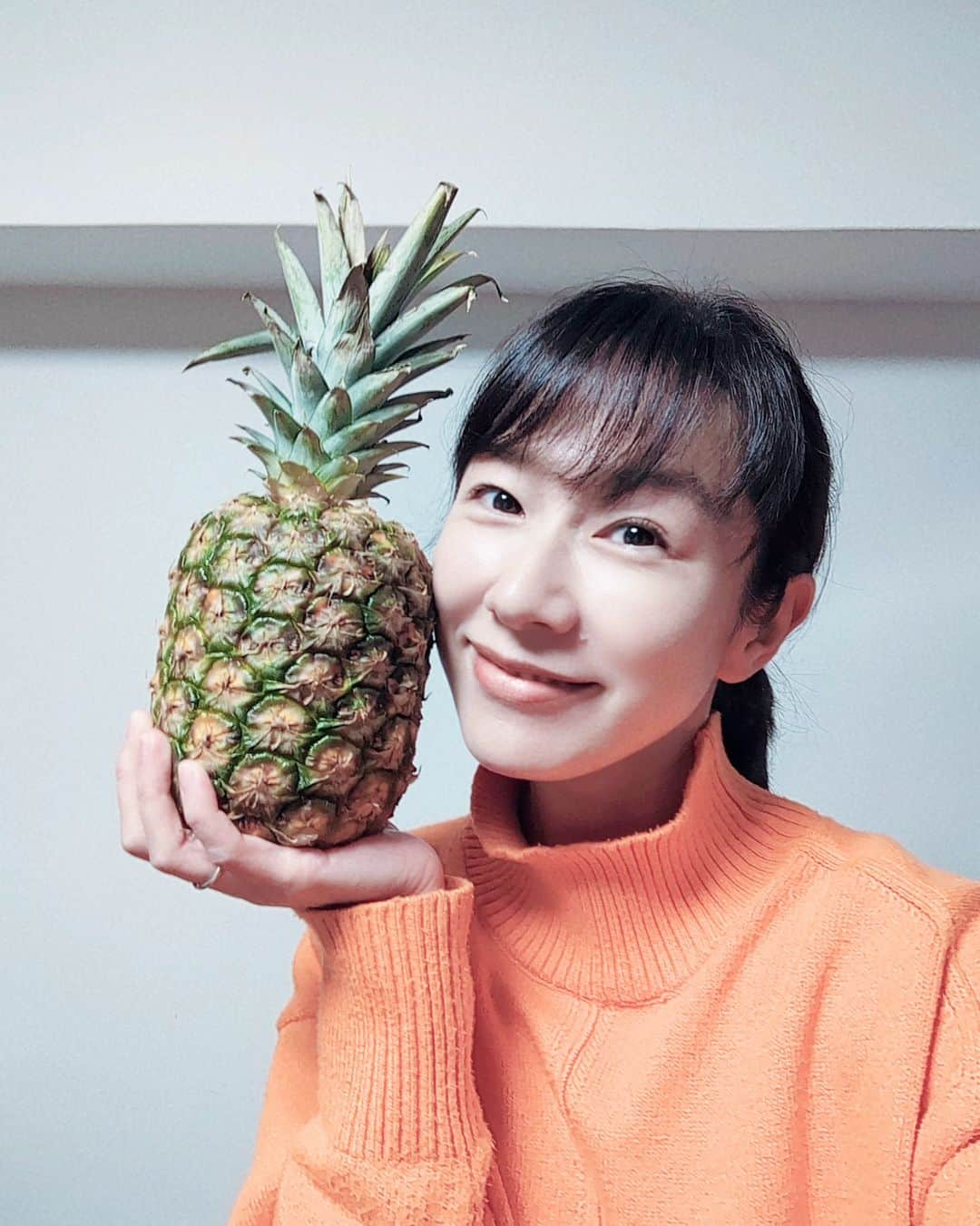 吉村美樹のインスタグラム：「上の階の方から、パイナップル🍍まるごと頂きました！！夫が帰ってきたら驚くだろうな☺（笑）週末ワンオペ頑張るぞ💪#パイナップル #頂きました #いい香り #🍍 #サトルジャパン#ママモデル #吉村美樹」