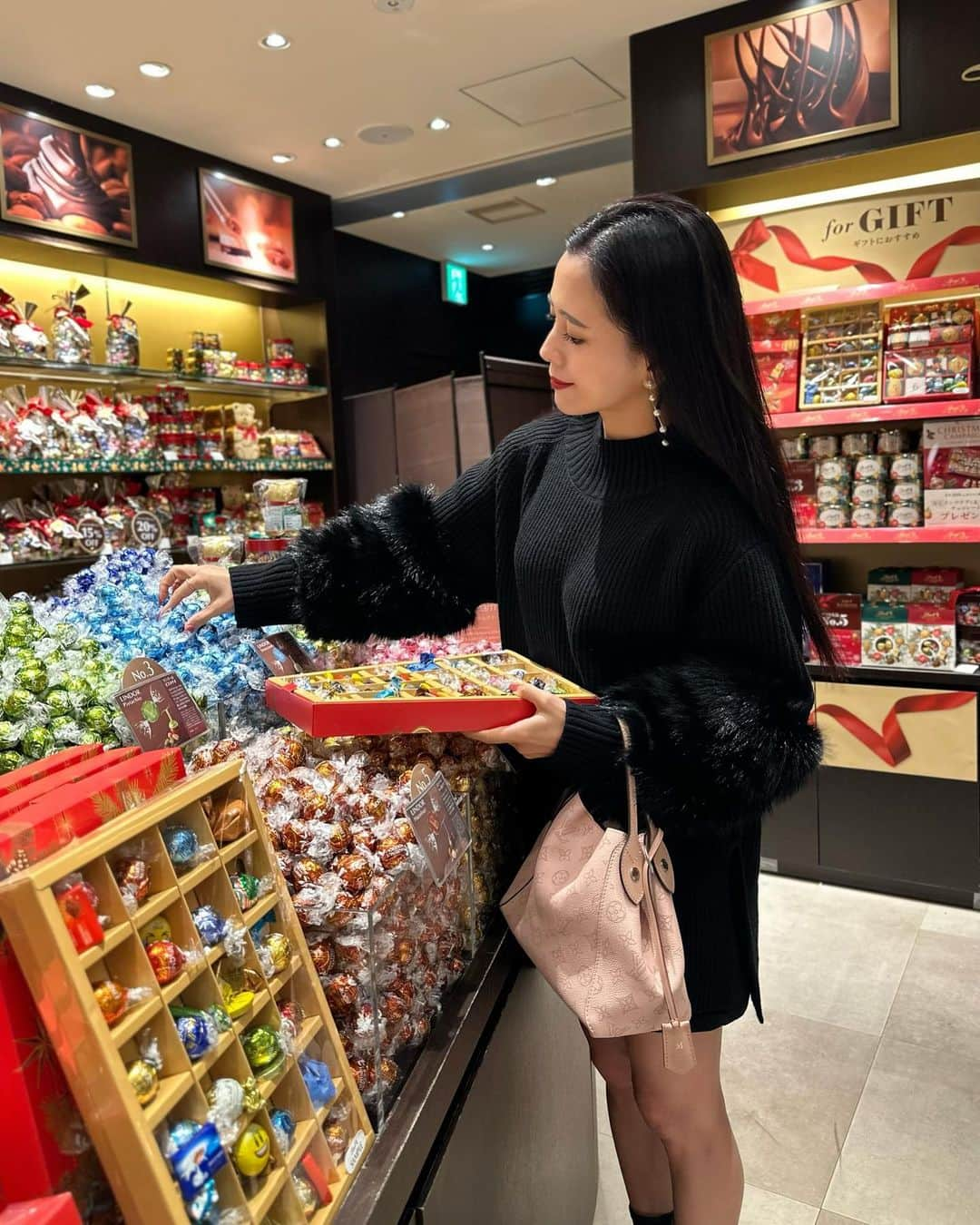 黒田麻理耶のインスタグラム：「🍫🎄 . 冬って余計にチョコレートが食べたくなる🥰🍫 リンツは昔から好きだけど、 見た目も可愛くてギフトにもピッタリ😆🍫 . ちなみにこの日、渋谷マークシティの入り口広場で LINDOR POSTのイベントが行われていたので クリスマスカードを書いて投函したよ📮💕 . 12月3日までリンツ6店舗限定で、 クリスマスカードにリンドールが付いて相手に届く クリスマスイベント開催中🎄🍫  デジタルクリスマスカードもあって、 リンドールの試食チケットを送ることができるみたい💝 そちらは全国誰でも参加が可能なので みんなも是非やってみてね〜💁‍♀️🍫💌📮 . #lindorpost  #リンドール  #lindt #リンツチョコレート  #Lindtchocolate  #PR #リンツ  #ご褒美リンツ #クリスマスプレゼント  #クリスマスギフト」