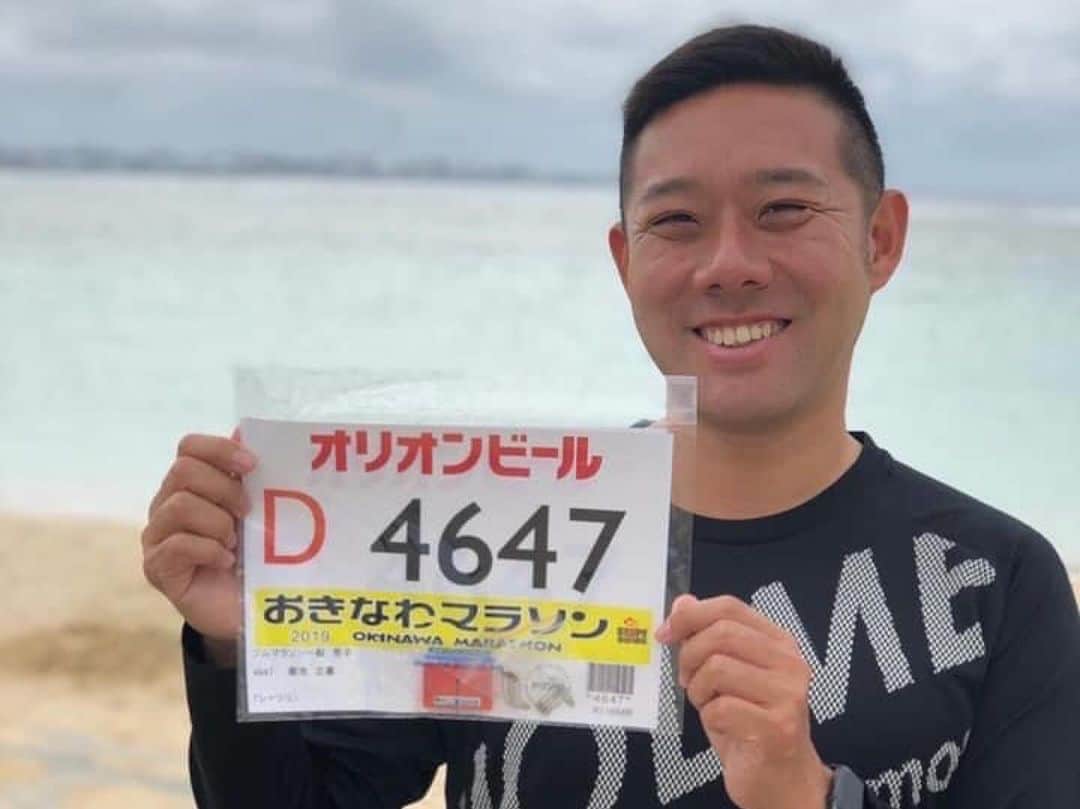 Yuri Sakuraiさんのインスタグラム写真 - (Yuri SakuraiInstagram)「来年 2月に開催される沖縄マラソンに向けて、 毎日続けている20〜30キロの ウォーキングにプラスして、 ラントレをスタートしました！  マラソン。って面白い競技で、  人間の素や、 これまで過ごしてきた人生が 結果としてあらわれる競技だなと思っています！  完走はもちろん、 自分の目指したタイムを出すために一番重要なのは、 周りのペースにのまれず、 自分が努力してきたペースで淡々と走り続けられるか。 だと思います。  今の時点で自分は体重が93キロあり、 どうみてもマラソン体型ではなく、 年齢も43歳と決して若いわけではないので、 周りから見ると不利な部分が多いかもしれません。  自分のこれまでチャレンジは、 状況がいいことの方が少なく、 兄が30歳という若さで亡くなってしまったり、 両親が病で倒れ、病院への送迎やお見舞いに行ったり、 お店がなかなかうまくいかなかったりと、 苦しい日々がたくさんありました。  でも、その度に、 その状況下でどうやって達成するかを考え、 限られた時間の中で、 毎日淡々と続ける継続力がつき、 経営者としても、 人としても、めちゃめちゃ力がついたと思っています！  今回のマラソン出場は、 4年半ぶりということもあり、 出場するかめちゃめちゃ迷ったのですが、 この状況下でチャレンジすることで、 自分もさらに成長することができたり、 ほんの少しでも周りの方々の勇気に 繋がったらいいなと思い決断しました！  来年沖縄マラソンに自分も出ます！という方がいらっしゃいましたら、 ぜひ一緒に頑張りましょう！！  #フルマラソン#沖縄マラソン#フルマラソンへの道 #ランニング#ラントレ#ウォーキング#運動#スポーツ #沖縄#挑戦#チャレンジ#飲食店#オーナー #瀬長島#ウミカジテラス#カフェオーナー#鯖バーガー #mkcafe#marathon#okinawa#okinawatrip」11月25日 17時29分 - yuri_sakuraiii