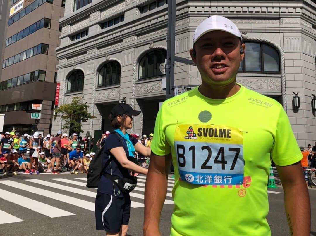Yuri Sakuraiさんのインスタグラム写真 - (Yuri SakuraiInstagram)「来年 2月に開催される沖縄マラソンに向けて、 毎日続けている20〜30キロの ウォーキングにプラスして、 ラントレをスタートしました！  マラソン。って面白い競技で、  人間の素や、 これまで過ごしてきた人生が 結果としてあらわれる競技だなと思っています！  完走はもちろん、 自分の目指したタイムを出すために一番重要なのは、 周りのペースにのまれず、 自分が努力してきたペースで淡々と走り続けられるか。 だと思います。  今の時点で自分は体重が93キロあり、 どうみてもマラソン体型ではなく、 年齢も43歳と決して若いわけではないので、 周りから見ると不利な部分が多いかもしれません。  自分のこれまでチャレンジは、 状況がいいことの方が少なく、 兄が30歳という若さで亡くなってしまったり、 両親が病で倒れ、病院への送迎やお見舞いに行ったり、 お店がなかなかうまくいかなかったりと、 苦しい日々がたくさんありました。  でも、その度に、 その状況下でどうやって達成するかを考え、 限られた時間の中で、 毎日淡々と続ける継続力がつき、 経営者としても、 人としても、めちゃめちゃ力がついたと思っています！  今回のマラソン出場は、 4年半ぶりということもあり、 出場するかめちゃめちゃ迷ったのですが、 この状況下でチャレンジすることで、 自分もさらに成長することができたり、 ほんの少しでも周りの方々の勇気に 繋がったらいいなと思い決断しました！  来年沖縄マラソンに自分も出ます！という方がいらっしゃいましたら、 ぜひ一緒に頑張りましょう！！  #フルマラソン#沖縄マラソン#フルマラソンへの道 #ランニング#ラントレ#ウォーキング#運動#スポーツ #沖縄#挑戦#チャレンジ#飲食店#オーナー #瀬長島#ウミカジテラス#カフェオーナー#鯖バーガー #mkcafe#marathon#okinawa#okinawatrip」11月25日 17時29分 - yuri_sakuraiii
