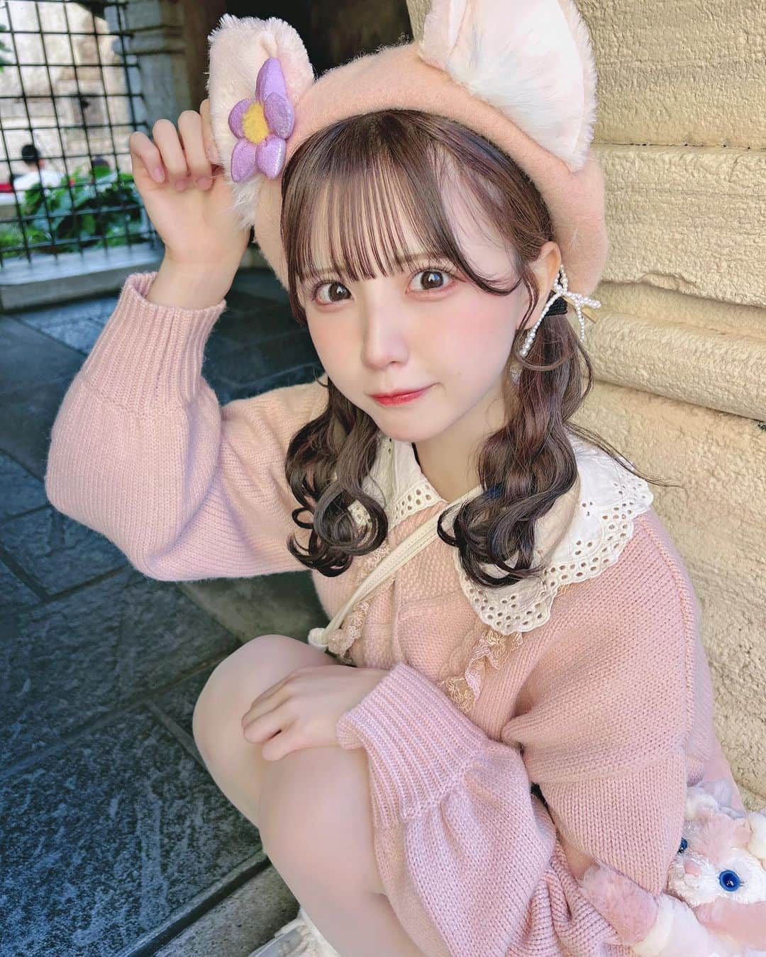 りこたにえんさんのインスタグラム写真 - (りこたにえんInstagram)「頭のベレー帽としっぽは香港のディズニーの🎀 腕についてるのは上海のディズニーのです🧸🎀  海外のダッフィーアンドフレンズのグッズかわいすぎるから全部ほしくなる〜😳😳  このいちばんおっきなツインテールのリーナベルちゃんはタダなのでぜひほしい方もらってください🫠  #tds #tokyodisneysea #東京ディズニーシー　#linabell #リーナベル」11月25日 17時32分 - ricotanien