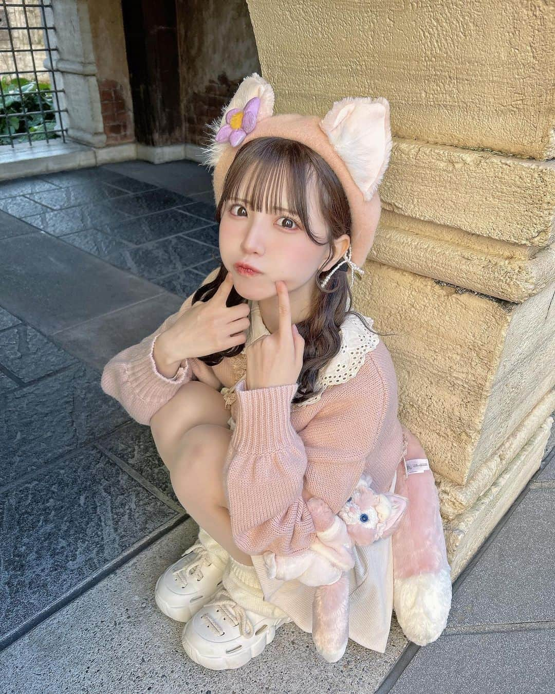 りこたにえんさんのインスタグラム写真 - (りこたにえんInstagram)「頭のベレー帽としっぽは香港のディズニーの🎀 腕についてるのは上海のディズニーのです🧸🎀  海外のダッフィーアンドフレンズのグッズかわいすぎるから全部ほしくなる〜😳😳  このいちばんおっきなツインテールのリーナベルちゃんはタダなのでぜひほしい方もらってください🫠  #tds #tokyodisneysea #東京ディズニーシー　#linabell #リーナベル」11月25日 17時32分 - ricotanien