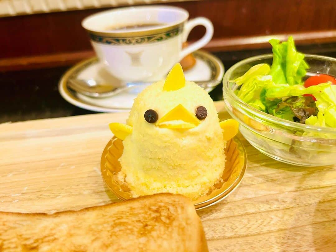 大越かず江さんのインスタグラム写真 - (大越かず江Instagram)「✨憧れの…🐥⸒⸒💕✨  ぴよりん様です💛࡛࣪⋕🐣꒷💛 1時間程出待ちをし(笑) やっと出逢えた💛  テイクアウトの列に並んでしまい💦 モーニング間に合わなかったのに😭 店員さんが配慮してくれてモーニングOKにしてくれました🍞💕 親切💖😭💖  ぴよりんと店員さんに幸せを沢山頂きました🐥💛  名古屋最高(*｀ω´)b🫶  ✨✨✨✨✨✨✨✨✨✨✨✨✨✨✨✨✨  ✨My dream…🐥⸒⸒💕✨  This is Piyorin💛࡛࣪⋕🐣꒷💛 I waited for about an hour (lol) I finally met you💛  I ended up standing in line for takeout💦 Even though I didn't make it in time for morning😭 The staff was considerate and allowed me to come in the morning 🍞💕 Kind 💖😭💖  I received a lot of happiness from Piyorin and the staff 🐥💛  The best in Nagoya (*｀ω´)b🫶  ✨✨✨✨✨✨✨✨✨✨✨✨✨✨✨✨✨ @piyorin_100    #名古屋カフェ  #nagoya #ぴよりん  #念願の  #happytime  #キター  #幸せすぎる #美  #生きる意味 #sexy #セクシー系 #写真好きな人と繋がりたい #女優好きな人と繋がりたい #美意識人と繋がりたい #幸福 #happy #東京 #tokyo #日本 #japan  #美魔女モデル #actress  #資格マニア  #スマイル #笑顔 #followforfollowback #ポートレート女子 #loveyou #仲間募集  #空が好きな人と繋がりたい  みんなはぴよりん好きですか？」11月25日 12時11分 - bluemoonseasky