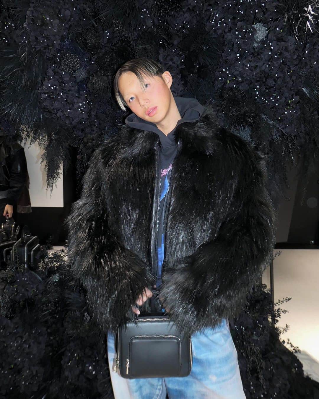 Junyoungのインスタグラム：「#광고  준지의 첫 번째 시그니처 백 ‘몬스터백’이 출시했답니다. 몬스터의 특별한 의미를 재해석한 미니백으로 준지의 무채색과 너무 잘 어울리죠? 11월 24일부터 도산 준지 플래그쉽 스토어에서 만나볼 수 있으니 꼭 방문해 보세요!   #JUUNJ #JUUNJMONSTER」
