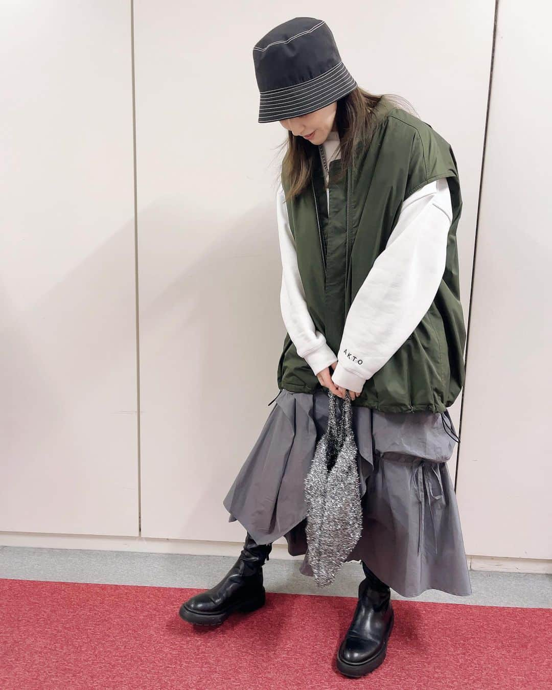 市川まさみさんのインスタグラム写真 - (市川まさみInstagram)「❤︎❤︎  ootd.  tops：AKTO ( @akto.official ) vest：CHIGNON skirt：SLY bag：SLY boots：ZARA hat：ANEI  先日とある＂大人気番組＂の収録に参加させて頂きました！  地上波は何年振りだろう…🥹✨  オーディションから参加させて頂いたのですが オーディションに受かるだけでも凄く難しいとのこと💦  貴重な機会をいただけて本当に感謝しかないです🥲 ありがとうございます🙇‍♀️  OAが今から待ち遠しい！！  #ootd #codenate #fashion #apparel #mode #love #monotone #akto #chignon #zara #sly #anei #ファッション #コーデ #仕事服  #モード #レディ #カジュアル #洋服好きな人と繋がりたい」11月25日 12時08分 - ichii710