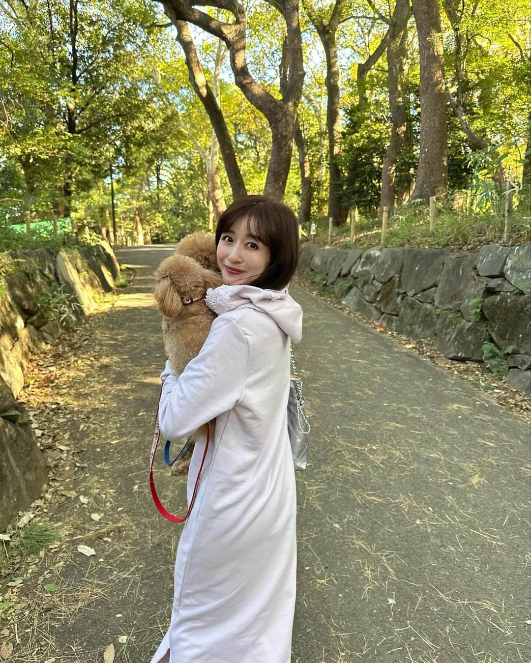水野佐彩のインスタグラム：「・ 息子たちとお散歩〜🐶🐶💛 toccoのワンピ、フードがレースで可愛いの☺️🩷  @tocco_rakuten @tocco_closet #toccocloset #tocco  #トッコクローゼット　#トッコ　#tocco楽天市場　#PR」