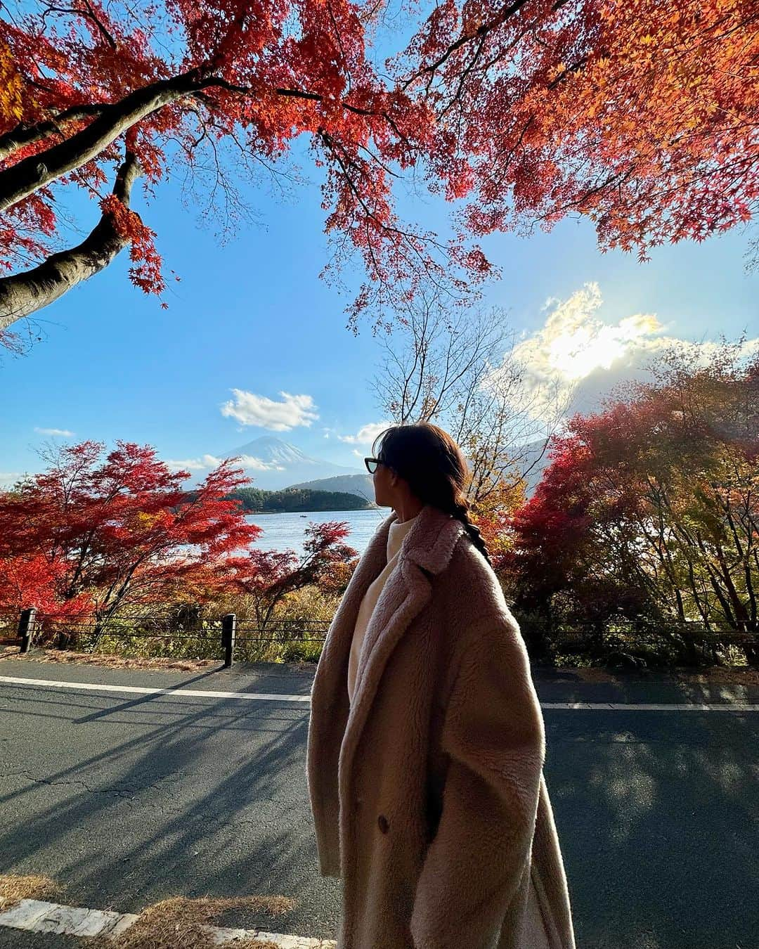 森友里恵のインスタグラム：「日本人は世界で1番四季の変化を楽しんでいると思う🇯🇵🌾🍁  言葉の表現に色んな四季の表現が混ざっていて 言葉の意味の深さを感じる事ができる☺️  #山中湖 #河口湖 #紅葉トンネル #山梨県 #富士山 #紅葉 #忍野八海 #japan」