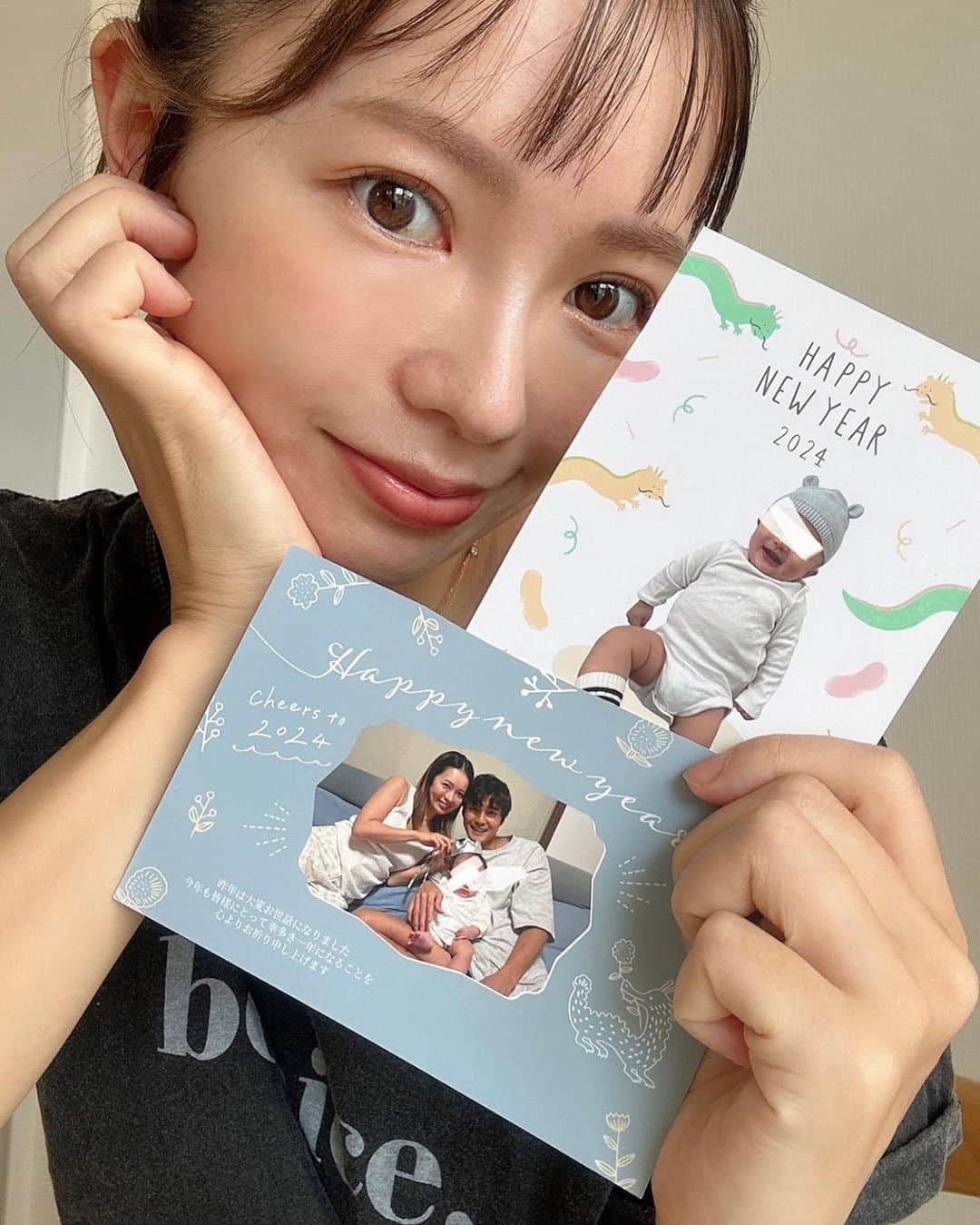 鈴木あやさんのインスタグラム写真 - (鈴木あやInstagram)「2024年の年賀状は【みてね年賀状】のアプリで作成しました🎍✨→ @mitene_official 可愛くておしゃれな年賀状が簡単に最短1分で作れちゃうの🙌🏻 手書きイラストをスキャンして年賀状にイラストを描いたような機能もあって凄いのよ🥺✏️  品質が気になる人は12/15 までお試し年賀状ができますよっ💡私はお試しサービス最大の3枚作ってチェックしたけど全部可愛く出来たから迷い中🤣💓 オーダーする際はこちらのクーポンコードを入れると印刷台10%オフになります🥳✨クーポンコード→ suzuki_2024  詳しくはみてね @mitene_official のプロフィール URL をみてください🧚🏻‍♀️   #みてね年賀状 #みてね #みてねアプリ #年賀状 #PR」11月25日 12時12分 - techitechiaya