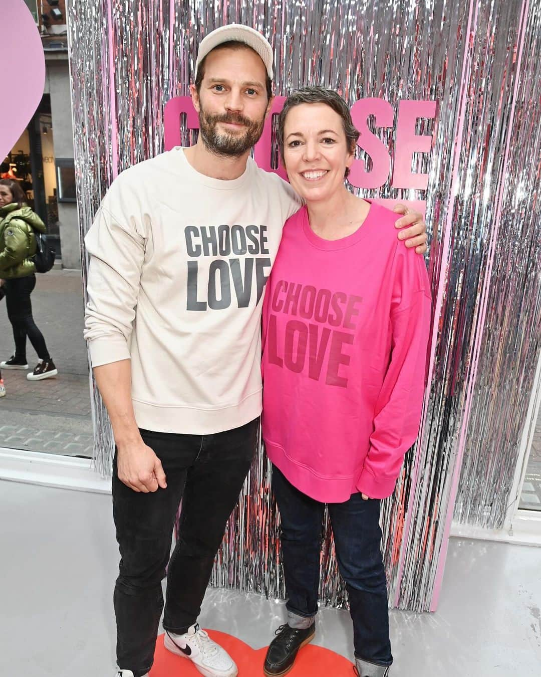 Just Jaredさんのインスタグラム写真 - (Just JaredInstagram)「Jamie Dornan joined British stars like Lily James and Olivia Colman to support the launch of the Choose Love charity pop-up shop in London this week. Also in attendance were “Saltburn” actor Archie Madekwe, as well as Pearl Mackie, Dawn O’Porter, and Dermot O’Leary. More photos on JustJared.com! #JamieDornan #LilyJames #OliviaColman #ArchieMadekwe Photos: Getty」11月25日 12時12分 - justjared