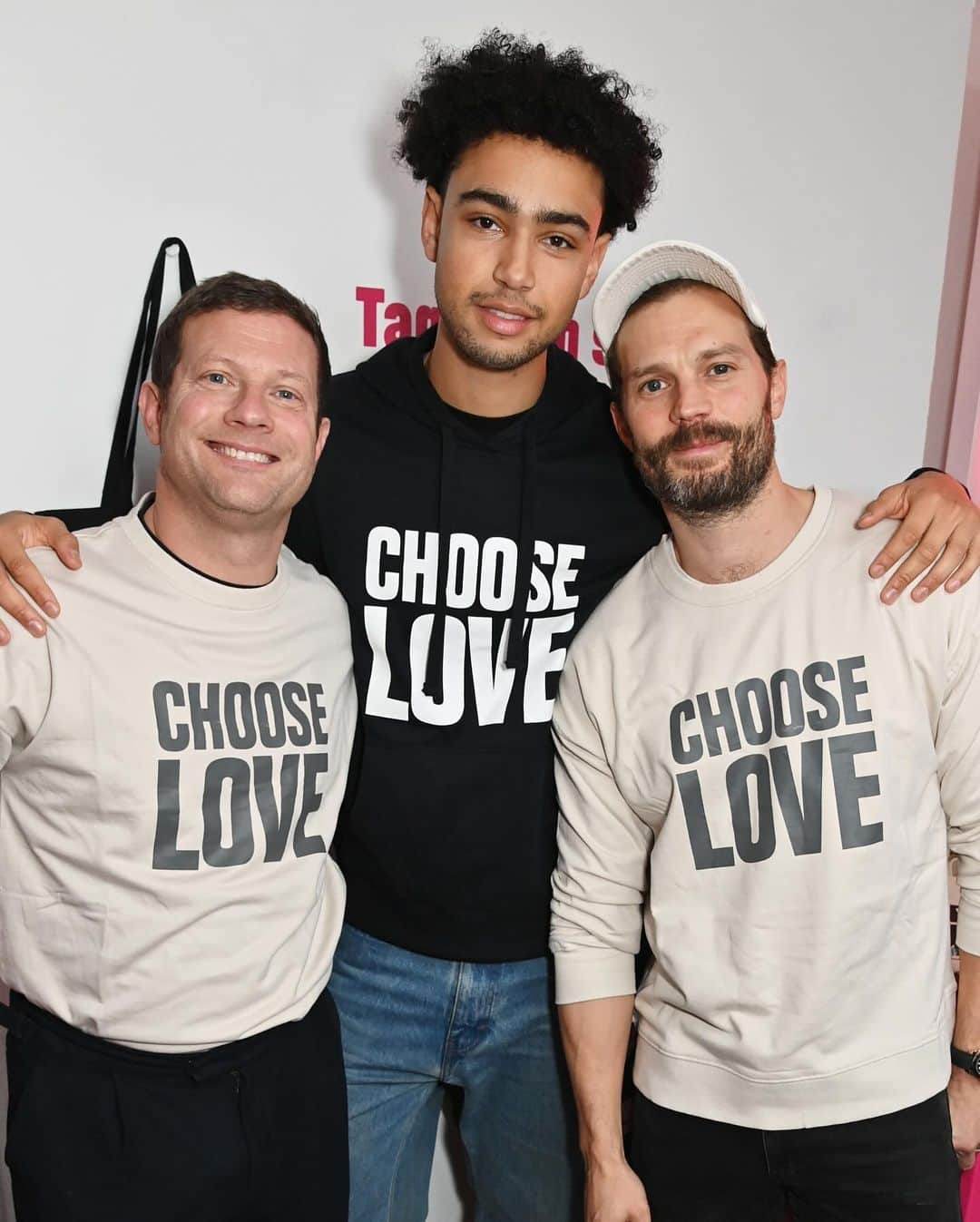 Just Jaredさんのインスタグラム写真 - (Just JaredInstagram)「Jamie Dornan joined British stars like Lily James and Olivia Colman to support the launch of the Choose Love charity pop-up shop in London this week. Also in attendance were “Saltburn” actor Archie Madekwe, as well as Pearl Mackie, Dawn O’Porter, and Dermot O’Leary. More photos on JustJared.com! #JamieDornan #LilyJames #OliviaColman #ArchieMadekwe Photos: Getty」11月25日 12時12分 - justjared