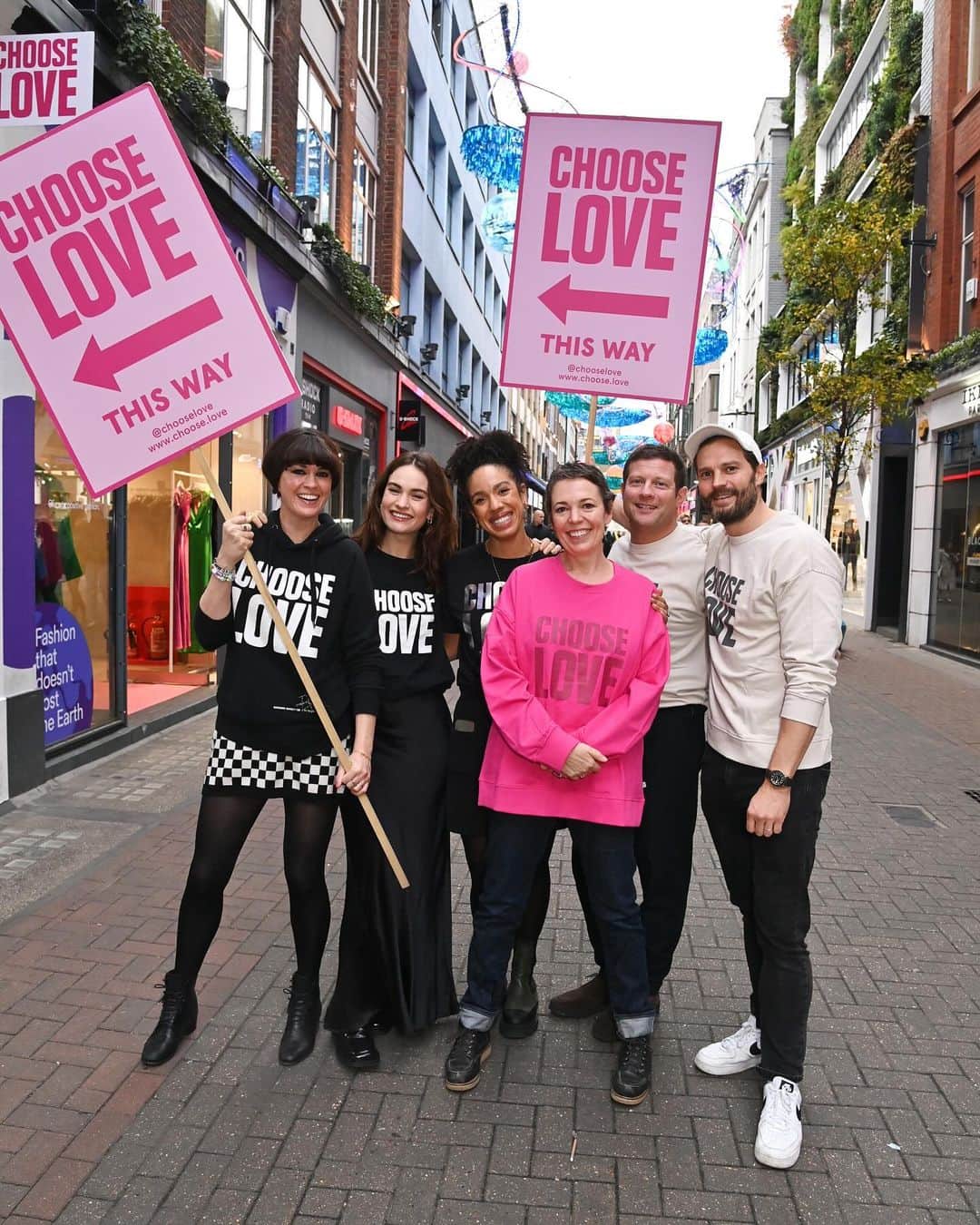 Just Jaredさんのインスタグラム写真 - (Just JaredInstagram)「Jamie Dornan joined British stars like Lily James and Olivia Colman to support the launch of the Choose Love charity pop-up shop in London this week. Also in attendance were “Saltburn” actor Archie Madekwe, as well as Pearl Mackie, Dawn O’Porter, and Dermot O’Leary. More photos on JustJared.com! #JamieDornan #LilyJames #OliviaColman #ArchieMadekwe Photos: Getty」11月25日 12時12分 - justjared
