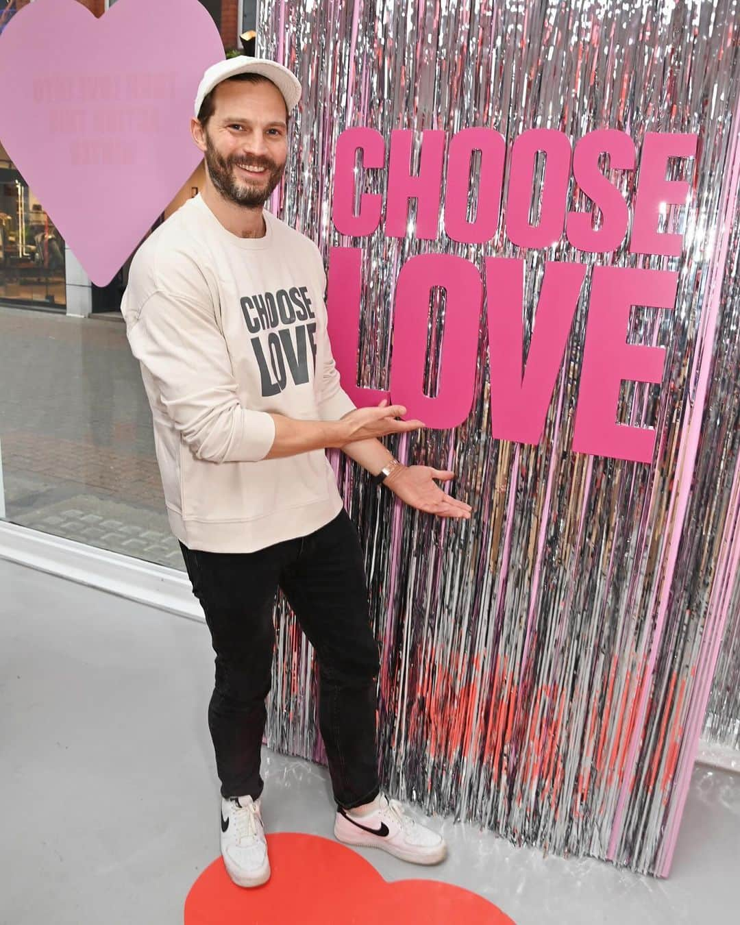 Just Jaredさんのインスタグラム写真 - (Just JaredInstagram)「Jamie Dornan joined British stars like Lily James and Olivia Colman to support the launch of the Choose Love charity pop-up shop in London this week. Also in attendance were “Saltburn” actor Archie Madekwe, as well as Pearl Mackie, Dawn O’Porter, and Dermot O’Leary. More photos on JustJared.com! #JamieDornan #LilyJames #OliviaColman #ArchieMadekwe Photos: Getty」11月25日 12時12分 - justjared