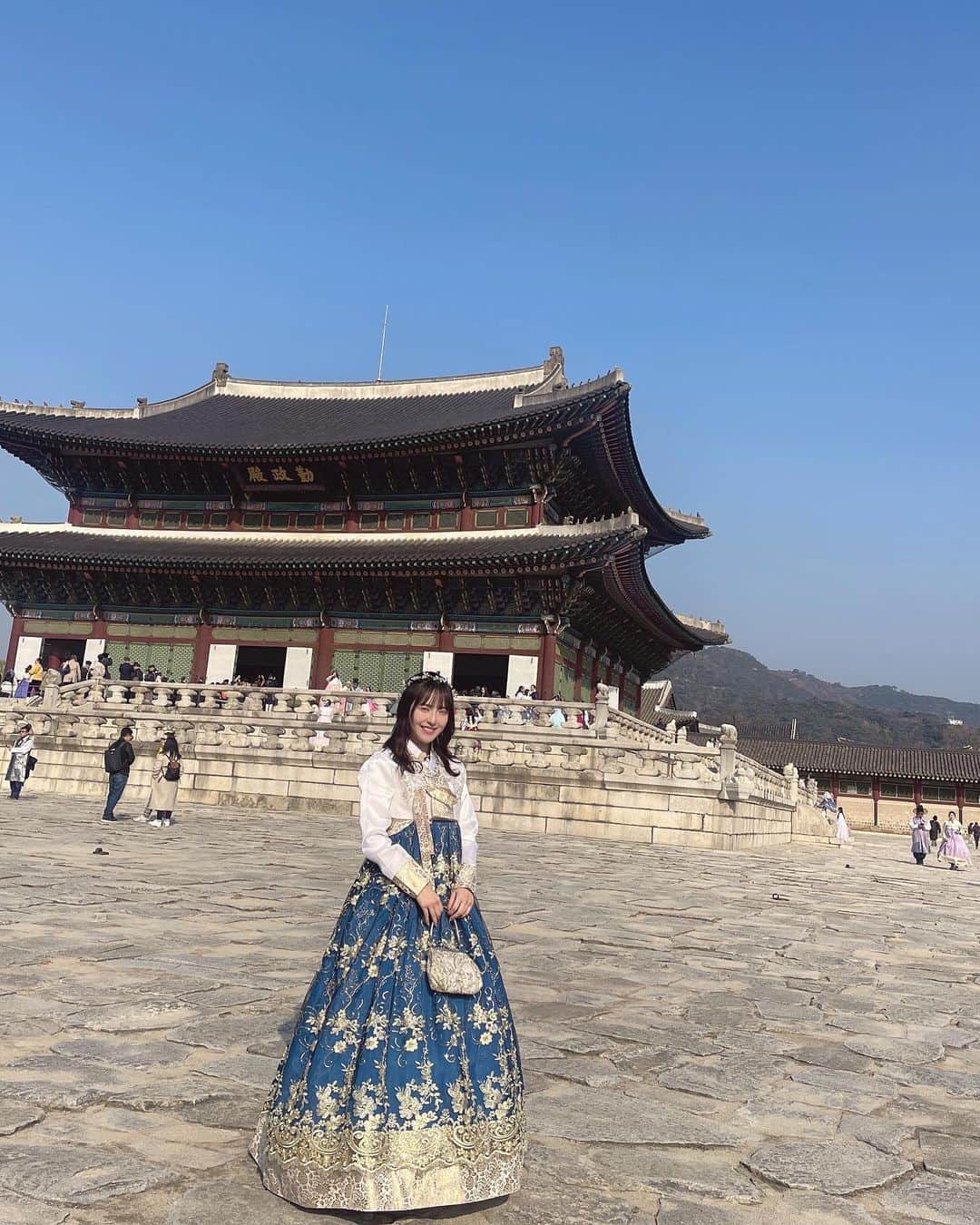 大塚七海さんのインスタグラム写真 - (大塚七海Instagram)「チマチョゴリを着て、韓国の王宮「景福宮(キョンボックン)」へ行ってきました🏮  青いチマチョゴリ、似合ってますか？ スカートやジャケットは、本当にたっくさん種類があってかなり迷っちゃいました...組み合わせ方は無限大なのがすごい！  ヘアアクセもつけて、可愛く仕上げていただけて嬉しかったです☺️ 景福宮でも、街中でも 様々な色のチマチョゴリを身につけた方を見て 次はこれが着たいなぁ！とか色々考えていました🤭  思い出に残る体験ができて良かったです！💞  #景福宮 #キョンボックン　#韓国 #チマチョゴリ　 #新潟一番サンデープラス　#新潟ソウル便　#NGT48  #경복궁 #한복」11月25日 12時13分 - otsuka773_ngt48