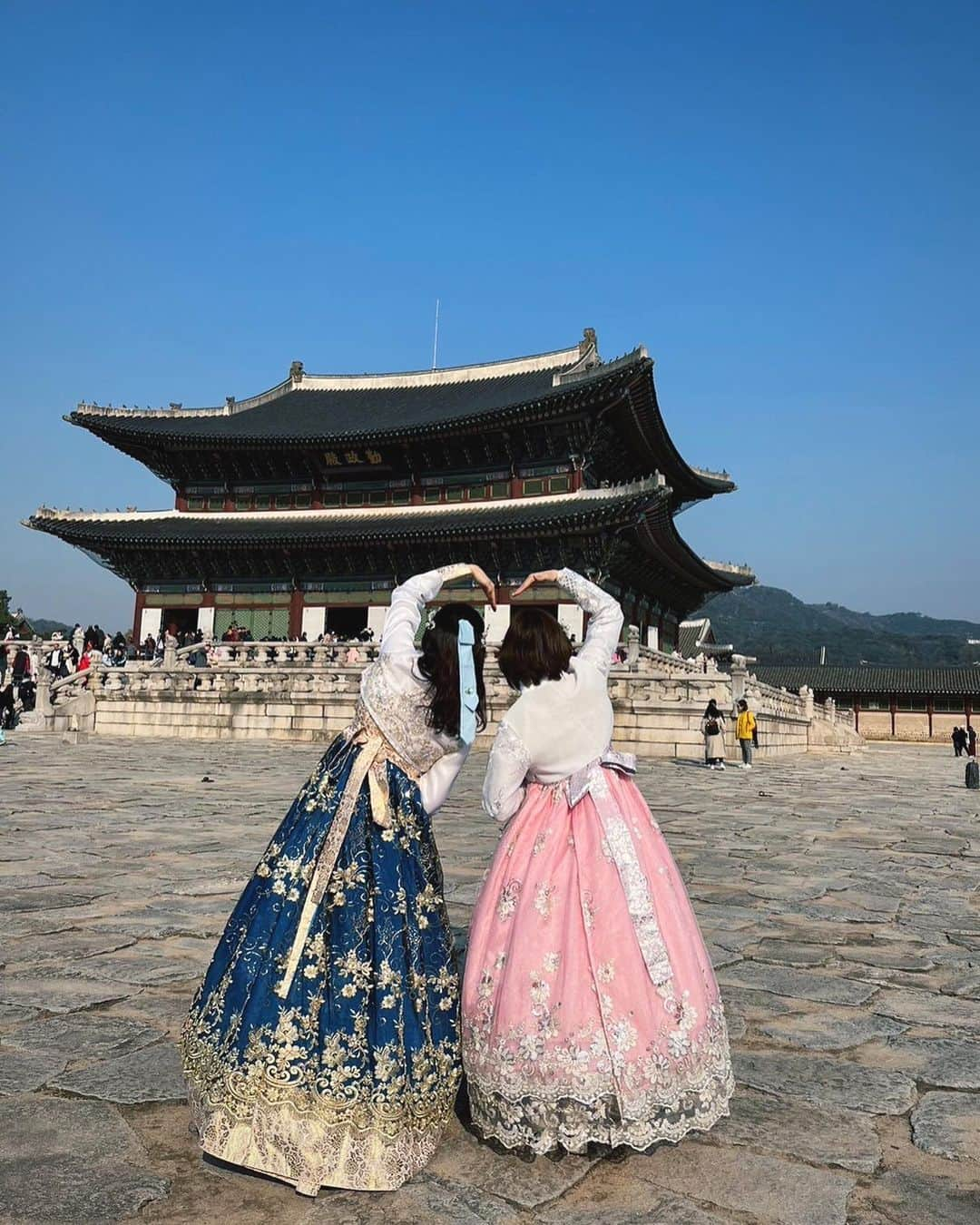 大塚七海さんのインスタグラム写真 - (大塚七海Instagram)「チマチョゴリを着て、韓国の王宮「景福宮(キョンボックン)」へ行ってきました🏮  青いチマチョゴリ、似合ってますか？ スカートやジャケットは、本当にたっくさん種類があってかなり迷っちゃいました...組み合わせ方は無限大なのがすごい！  ヘアアクセもつけて、可愛く仕上げていただけて嬉しかったです☺️ 景福宮でも、街中でも 様々な色のチマチョゴリを身につけた方を見て 次はこれが着たいなぁ！とか色々考えていました🤭  思い出に残る体験ができて良かったです！💞  #景福宮 #キョンボックン　#韓国 #チマチョゴリ　 #新潟一番サンデープラス　#新潟ソウル便　#NGT48  #경복궁 #한복」11月25日 12時13分 - otsuka773_ngt48