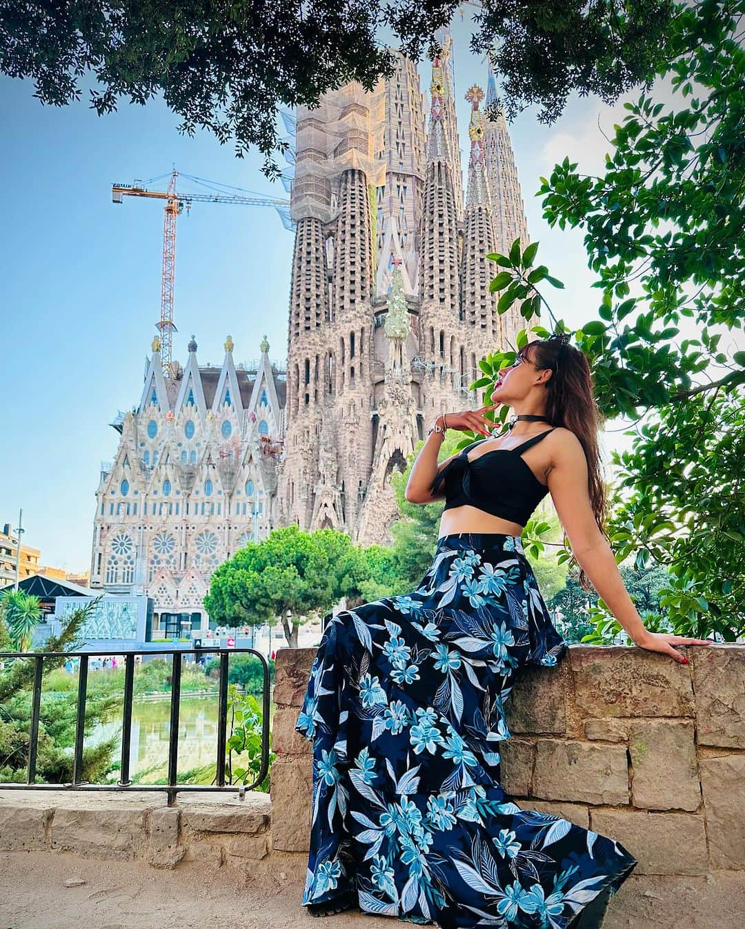 April Imanさんのインスタグラム写真 - (April ImanInstagram)「When do you feel free?😇 . . . . #apriliman #summertime #summervibes #summerstyle #summeroutfit #ootdfashion #fashionblogger #modellife #modeling #feminine #womanstyle #worldtraveler #globetrotter #europeansummer #europetravel #visitspain #europetour #spaintravel #travelfashion #blueskies #cathedral #europeansummer #spanishtown #spanishgirl #travelinfluencer #lasagradafamilia #sagradafamilia」11月25日 12時14分 - april_iman