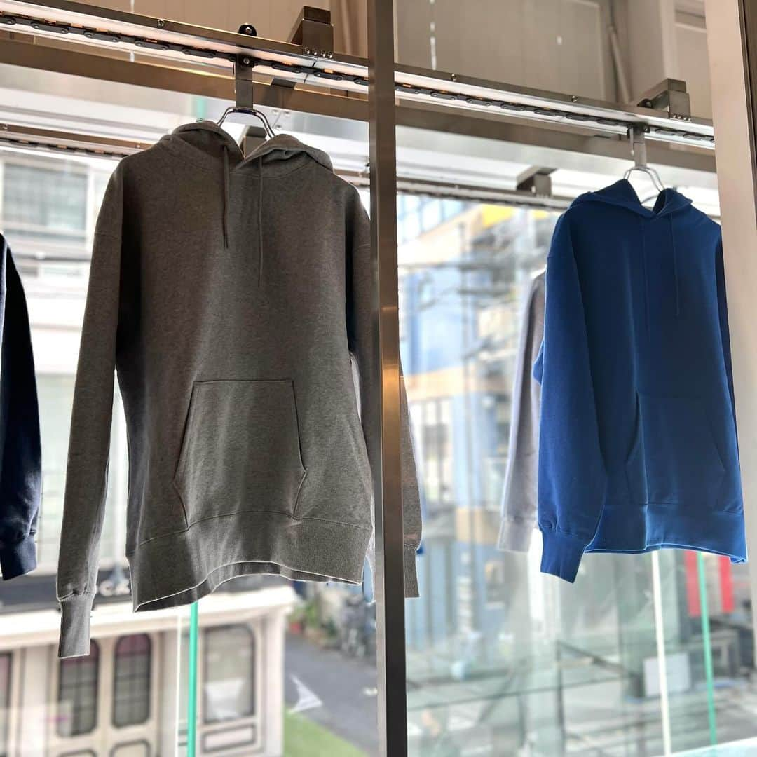 BEAMS Tのインスタグラム：「… BEAMS T 『new T』 11.25（Sat）Release  Canvas for yourself  生地の風合いやカラーそのものを純粋に楽しむ。 魅力的なグラフィックやメッセージを載せる。 どちらにも適した理想のボディとして誕生した、 BEAMS T のオリジナルボディプロジェクト「new T」。 そのラインナップに、ロングスリーブT シャツ、  クルーネックスウェット、スウェットフーディーが 新たに加わりました。 私たちはブランクボディの品質と向き合い、 いろんな個性を映し出す「着るキャンバス」の可能性を もっともっと広げていきます。   Art Direction:@takahiro_yasuda @shinknownsuke  Copywriter:@r.suzuki  Photography:@makototakeuchips Retouch:@andytrowa  Design Assistant:@ufo_girl01  Styling: ART POSITION  Producer: @biscco @shinichiro_ohira Production Manager: @fukudatroyippei Production: @cekai_jp  @beams_t @beams_official #beamst #beams #newt #canvasforyourself #pr」