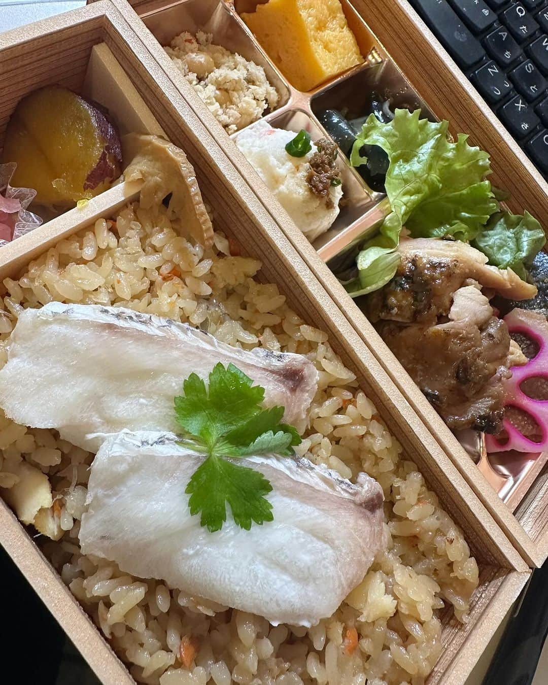 片桐衣理のインスタグラム：「今日のスタッフお弁当。皆頑張ろうね。 #クリニックランチ #スタッフお弁当 #総務は常にお弁当リサーチ」