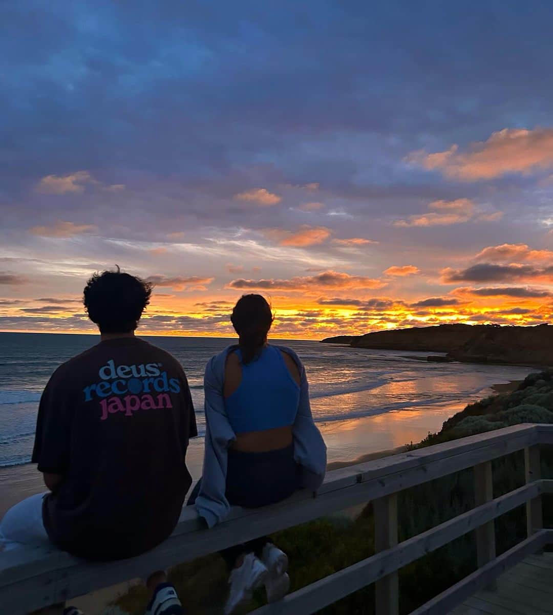 ペイトン・アーンストのインスタグラム：「Sacha you are the ultimate tour guide 🇦🇺🌅🌊 🏄🏼‍♀️🐨🦘🪃」