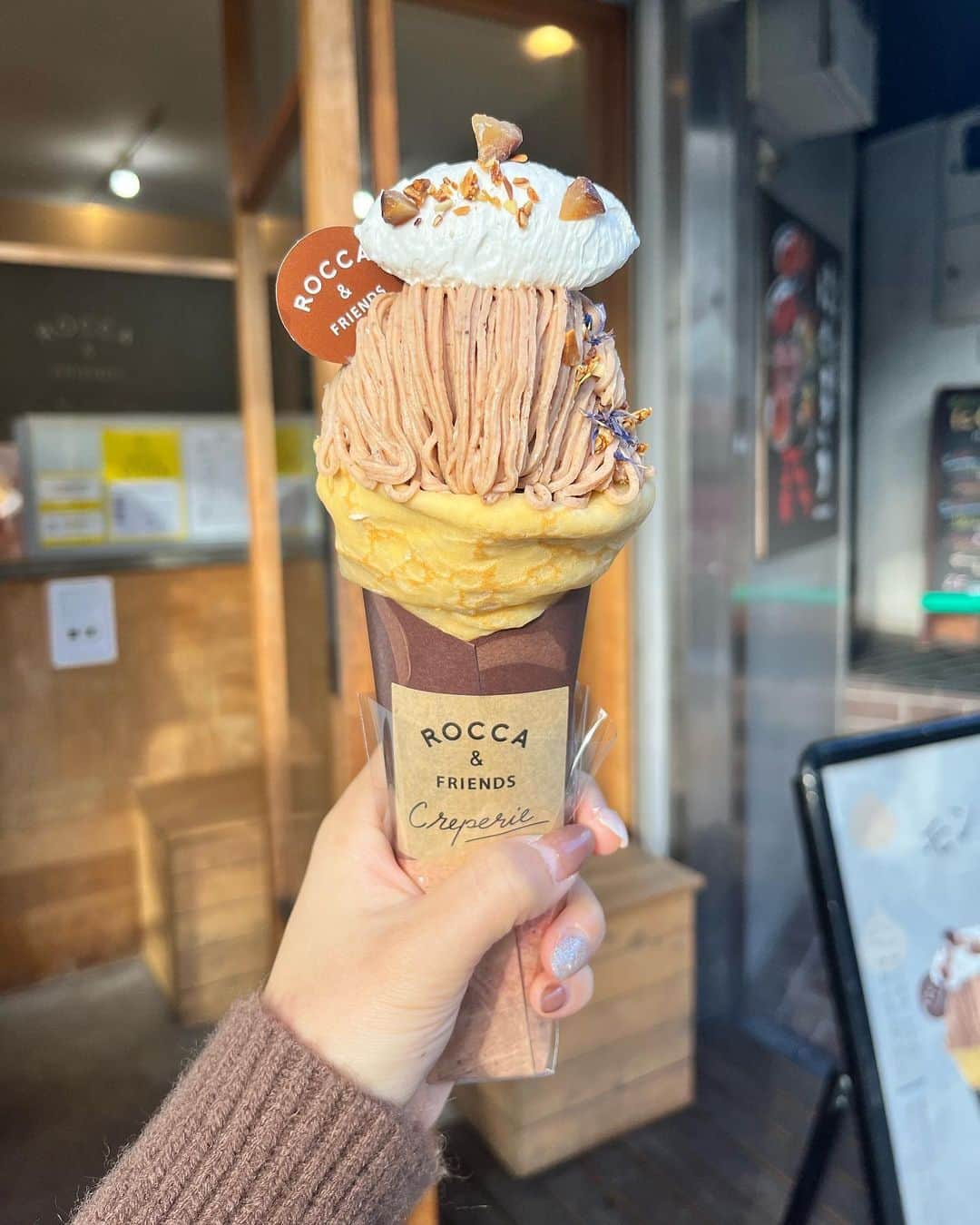 あいりのインスタグラム：「ROCCA & FRIENDS CREPERIE 高槻市駅から徒歩1分 . クレープ久々食べた気がする😳 生地がもちもち！！！ アールグレイの味が口の中に広がって めっちゃおいしかった🤤💕 中にアイスとか、栗とかりんご？とか いろいろはいってて飽きなかった🥰 . ちょっとだけ店内に席あり🤏🏻 . . #大阪 #大阪グルメ #大阪カフェ #高槻 #高槻市 #高槻グルメ #高槻カフェ  #クレープ #クレープ屋さん #モンブラン #アールグレイ #グルメ #グルメスタグラム  #グルメ女子 #crepe #roccaandfriends  #osaka #osakajapan #instalike  #instagood #followme」