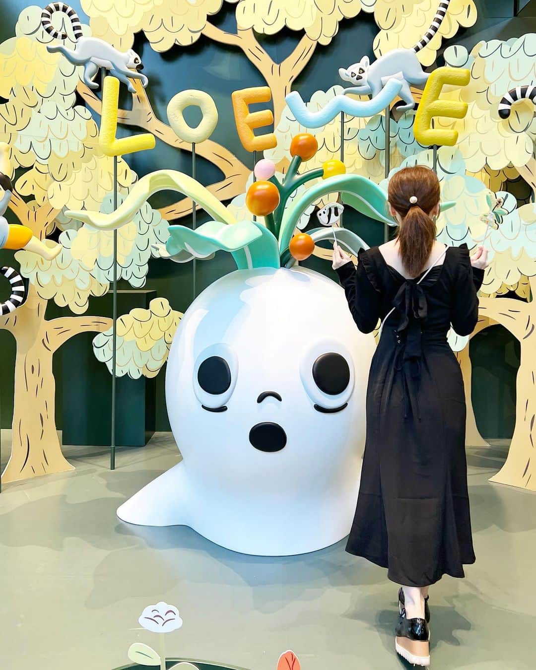 早川愛のインスタグラム：「🐼🌴🐒🍌  ロエベのこの白いアザラシ？の名前わかる？？ クッキーポップとクッキー缶も売ってたよ🍪🤎 @loewe   ・  tops & skirt @shein_japan  上下ともSHEINの新ブランドFRIFULだよ🖤🖤  ・ 👩164cm/ウェーブ 🎀tops 商品🆔22277630 着用サイズMサイズ /ゆったりめだからSサイズでも良さそう/  🎀skirt 商品🆔23849082 着用サイズLサイズ /サラリとした生地なので一年中使えそう🙆‍♀️ レビューを読むと1サイズupして買った方が良さそうだったのでそうしたらウェーブさんなのでウエストぶかぶかだったけどウエストのリボンで調整できました/  ・  クーポンはこちら🩷🩷🩷 クーポンコード：FRIFUL159 ※0-5999円で15%オフ, 6000円以上のご購入で20％オフ ※有効期限：2024/12/31"  ・  #PR #SHEIN #FRIFUL #SHEINコーデ #FRIFULコーデ #BeSHEINモデル #SHEINコーデ #SHEIN購入品 #秋コーデ #購入品紹介 #ロエベ #ロエベ表参道」