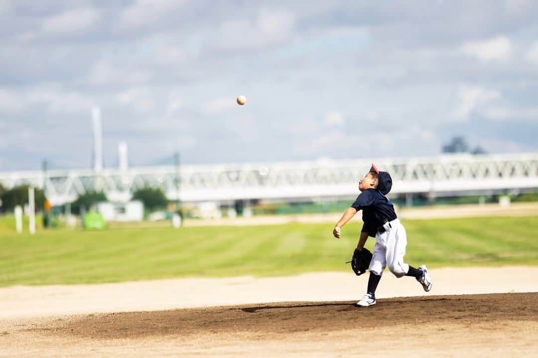 斎藤佑樹さんのインスタグラム写真 - (斎藤佑樹Instagram)「札幌から全国を回る「写真展〜On the Mound～」 今日から福岡で開催しています！ ソニーストアさんで二回目となる今回のテーマは 「マウンド」 野球を始めた子どもの時から引退した現在まで さまざまな想いで見つめてきた大切な場所です。 ⁡ ⁡ 今回初の試みとなる動画作品も 展示させていただきます。 ⁡ ⁡ ファインダーを覗いた時 一瞬を捉えるワクワクする気持ち。 そんな僕の視点と一緒に 野球の楽しさや素晴らしさを 皆さんに伝えられたら嬉しいです。 ぜひ足をお運びください！ ⁡ ⁡ ⁡ ⁡ ⁡ -------------------------------- ⁡ 写真展 ー On the Mound ー ⁡ 11/25（土）〜12/14（木） 11:00〜19:00 ⁡ ソニーストア福岡天神 ⁡ 〒810-0021  福岡県福岡市中央区今泉１丁目１９−２２ １階 ⁡ -------------------------------- ⁡ ⁡ ⁡ ⁡ ⁡ ⁡ ◼️写真展全国巡回スケジュール◼️ ⁡ ・2023年11月25日(土)～12月14日(木) ソニーストア 福岡天神 ⁡ ・2023年12月23日(土)～2024年1月11日(木) ソニーストア 名古屋 ⁡ ⁡ ⁡ ⁡ ⁡ ⁡ ⁡ #写真展 #onthemound #sonystore  #sonyphotography #sonycamera #野球未来づくり」11月25日 12時22分 - yuki____saito