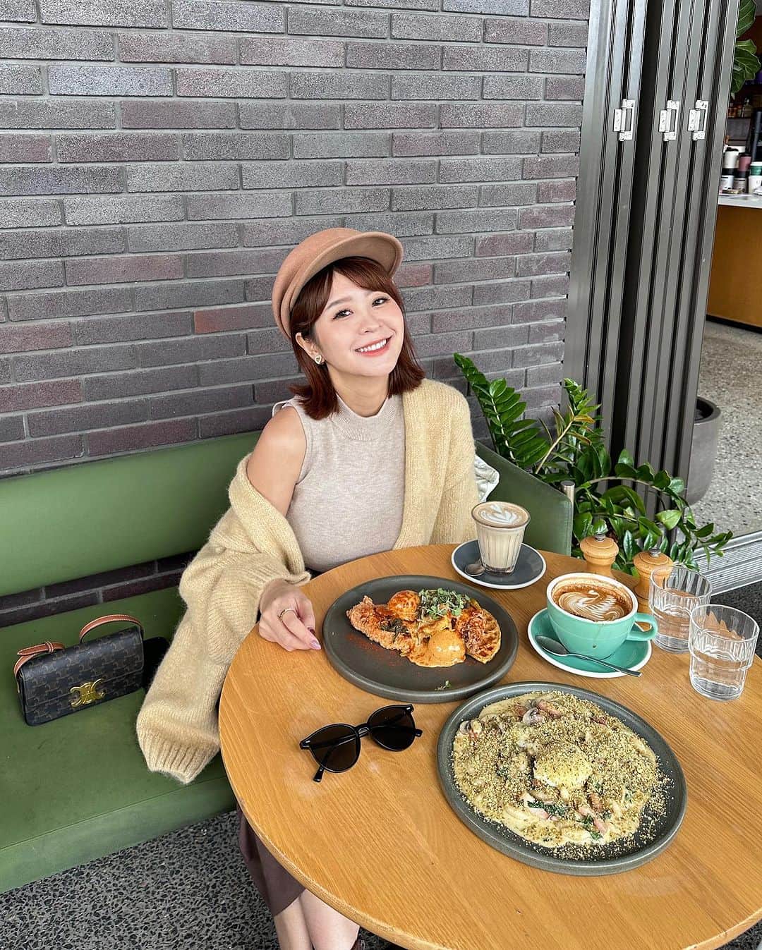 郭圈圈のインスタグラム：「在澳洲 菜單上都沒有圖片 都是把所有食材寫上去⋯ 點菜時真的很容易猶豫比較久😂 - 吃了幾次後發現～澳洲早午餐很愛吃炸雞🍗 這間 @____morningafter 在 #布里斯本 🇦🇺 我們這天點了炸雞鬆餅🧇& 奶油培根義大利麵之類的 兩個都不錯吃 但都比較重口味 - 話說這間我們週六12:10到，客滿～還等了一下～生意很好👏 菜單上的名稱給大家參考😋（是不是單看 真的很難有畫面？） 🍗🥞Fried buttermilk chicken benedict, friarielli, sweet potato waffle, poached eggs, chipotle hollandaise 26 (gfo, vo) 🥓🍝Carbonara - malloreddus, smoked bacon, mushroom, kale, grana padano, cream, 63 degree egg, herb crumb 26 （最後的數字是價格）（澳幣） - #lea_outfit  All by @marule.official ✨」