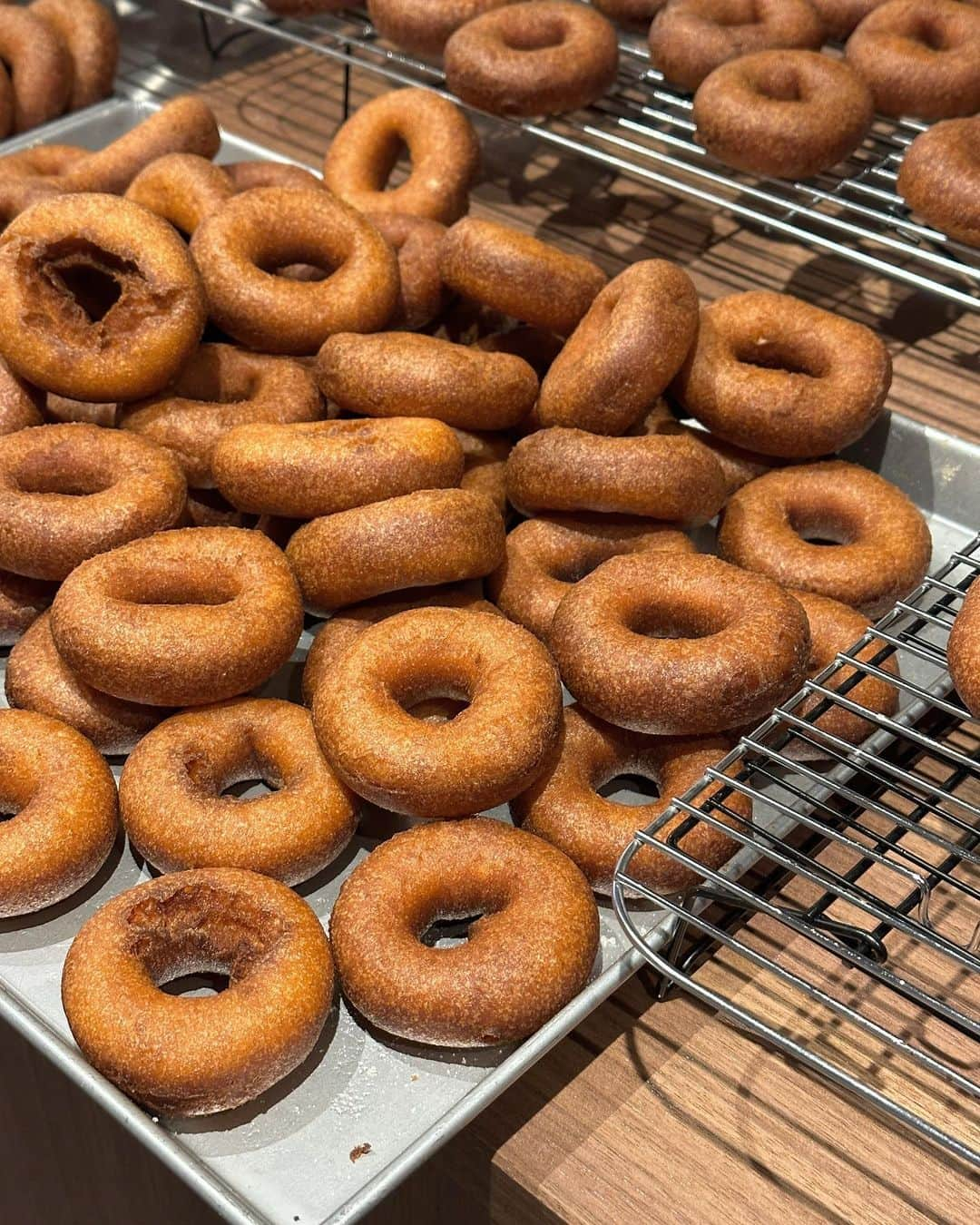 i am aiさんのインスタグラム写真 - (i am aiInstagram)「おいしいドーナツを食べに♡🍩 ㅤㅤㅤㅤㅤㅤㅤㅤㅤㅤㅤㅤㅤ ㅤㅤㅤㅤㅤㅤㅤㅤㅤㅤㅤㅤㅤ サクッもちっふわで めちゃくちゃ美味しい🤤 シュガーはよりカリッとしておいしかったな〜 ㅤㅤㅤㅤㅤㅤㅤㅤㅤㅤㅤㅤㅤ ドーナツの可愛い写真たち見てね🤌🏻🍩🍩 ㅤㅤㅤㅤㅤㅤㅤㅤㅤㅤㅤㅤㅤ ㅤㅤㅤㅤㅤㅤㅤㅤㅤㅤㅤㅤㅤ #brun#ブラン#花隈カフェ#神戸ドーナツ#ドーナツ#シュガードーナツ#ワンピース#ロングワンピ#ロングブーツ#ダウン#ショートダウン#メガネコーデ#ボストンバッグ#グレーコーデ#ブラウンコーデ#ワントーンコーデ#花隈グルメ#神戸カフェ#shoponpon」11月25日 12時27分 - aicoooro