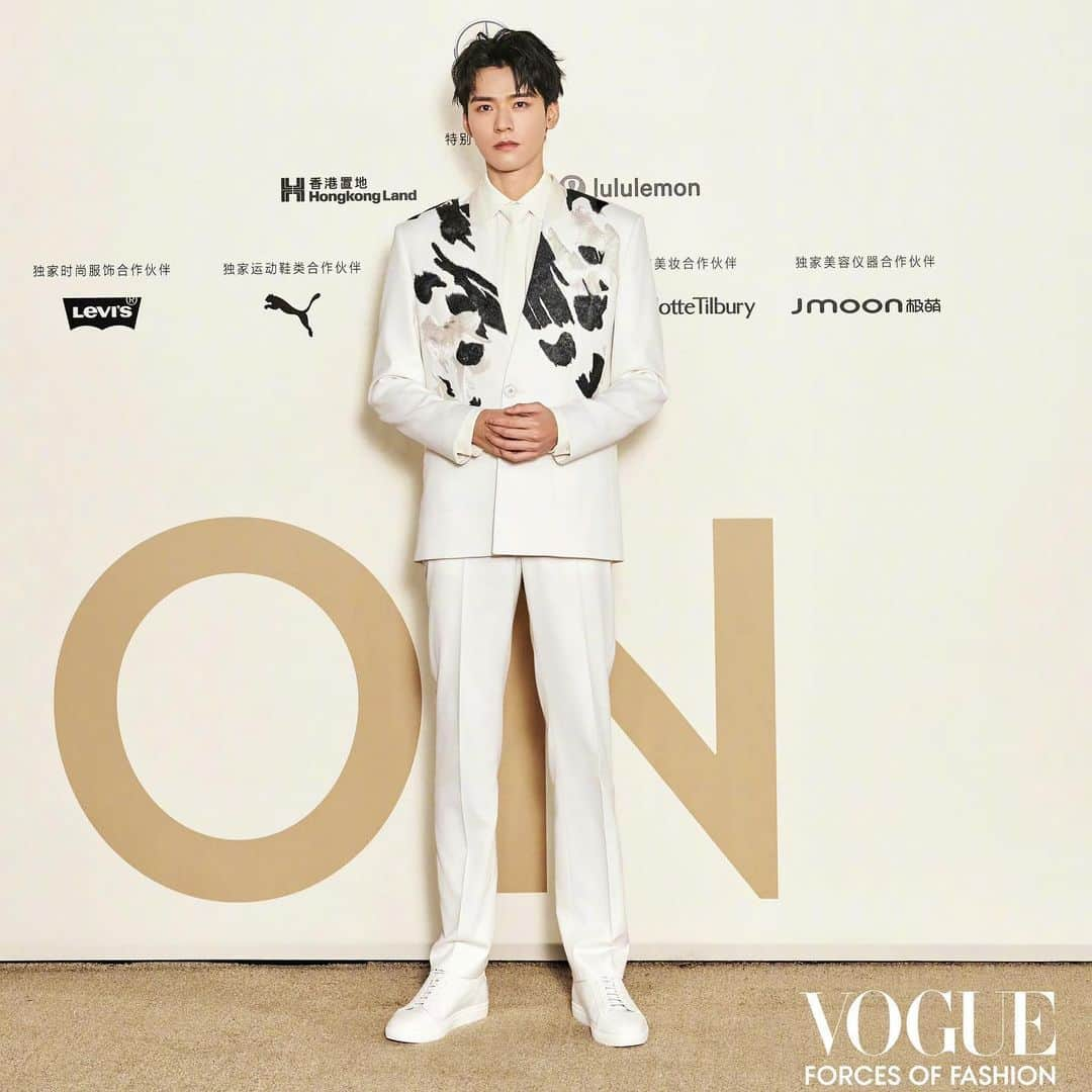 ジェイソンウーさんのインスタグラム写真 - (ジェイソンウーInstagram)「Gong Jun in custom #JasonWuCollection for @voguemagazine @voguechina #ForcesOfFashion in Shanghai. This design fuses artistic and cultural principles from my Chinese heritage along with Western influences from my time studying and working in New York City. It was an honor to be able to work with master embroiderer Kang Ling , who created a modern rendition of the Panda using the traditional techniques and know how of the national Sichuan Shu Embroidery. Thank you @gongjunhahaha and @i_am_laraine for trusting me with this incredable opportunity-Jason #JasonWu #GongJun #龚俊」11月25日 12時31分 - jasonwu