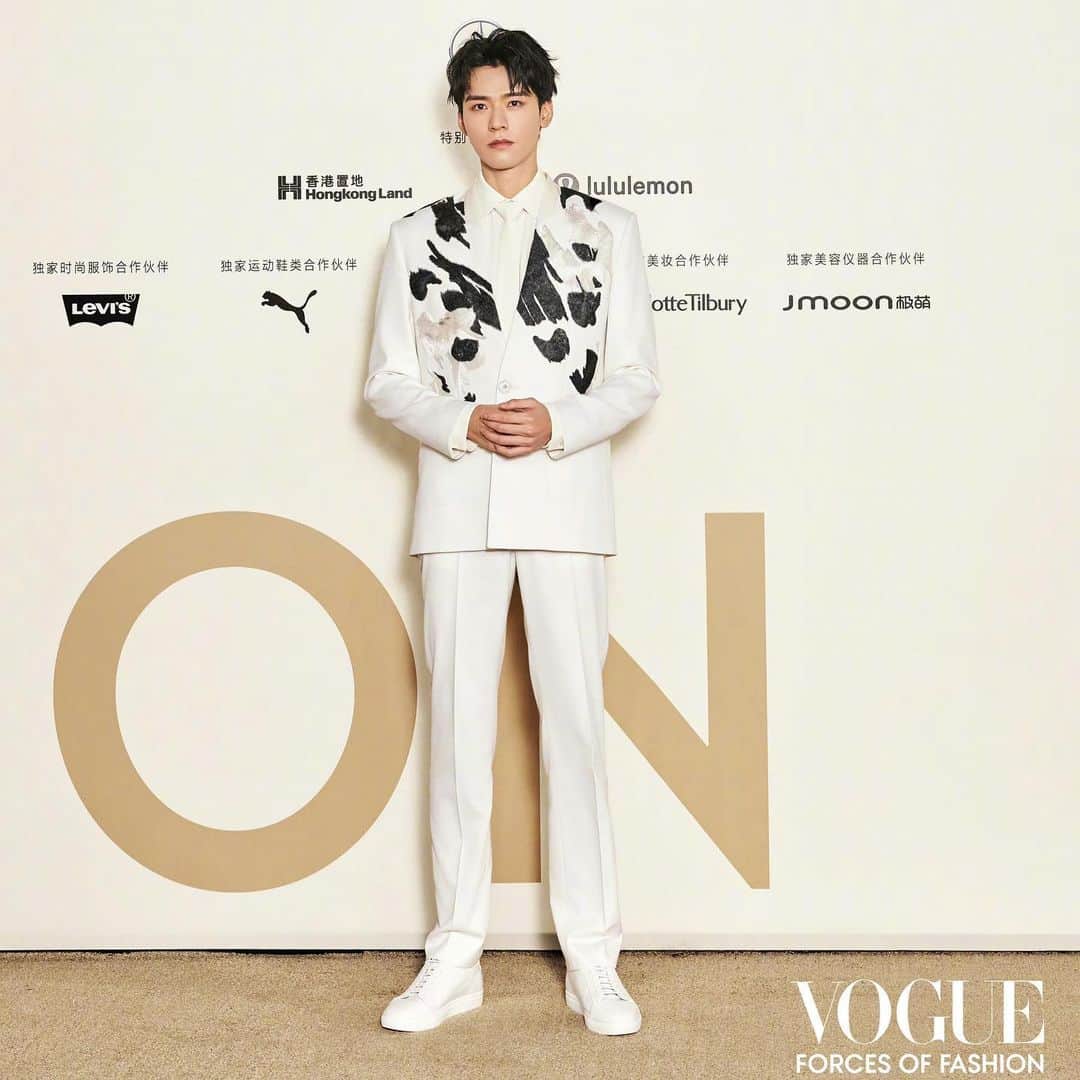 ジェイソンウーのインスタグラム：「Gong Jun in custom #JasonWuCollection for @voguemagazine @voguechina #ForcesOfFashion in Shanghai. This design fuses artistic and cultural principles from my Chinese heritage along with Western influences from my time studying and working in New York City. It was an honor to be able to work with master embroiderer Kang Ling , who created a modern rendition of the Panda using the traditional techniques and know how of the national Sichuan Shu Embroidery. Thank you @gongjunhahaha and @i_am_laraine for trusting me with this incredable opportunity-Jason #JasonWu #GongJun #龚俊」