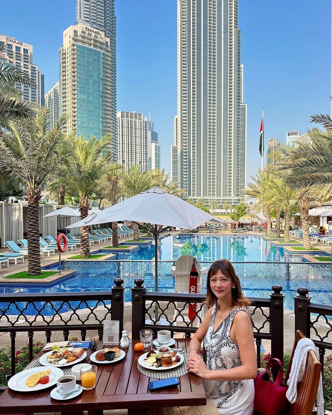 箕輪玖美さんのインスタグラム写真 - (箕輪玖美Instagram)「Palace Hotel Downtown Dubai🏨 ・ ・ アラブっぽい雰囲気満載の五つ星ホテルホテル✨ 朝食はプールサイド、夕食はDubaiファウンテンが見えるお席でタイ料理🥂🍽️ ・ ・ 世界最大のDubaiモールまで徒歩5分の好立地😃 ブルジュ・ハリファも徒歩圏内👍 ・ ・ 世界最大のモール内に世界最大の水槽があり、全てにおいてスケール違い😍 お目当ての紅茶屋さんやはちみつ屋さんを探すのにも時間がかかって大変〜😆  #dubai #dubaimall #burjkhalifa #ドバイ観光 #ドバイ旅行 #パレスダウンタウンドバイホテル #luxuryhotel #世界最大 #vivel #シドルハニー #海外旅行 #uae #箕輪玖美」11月25日 12時33分 - kumi.111