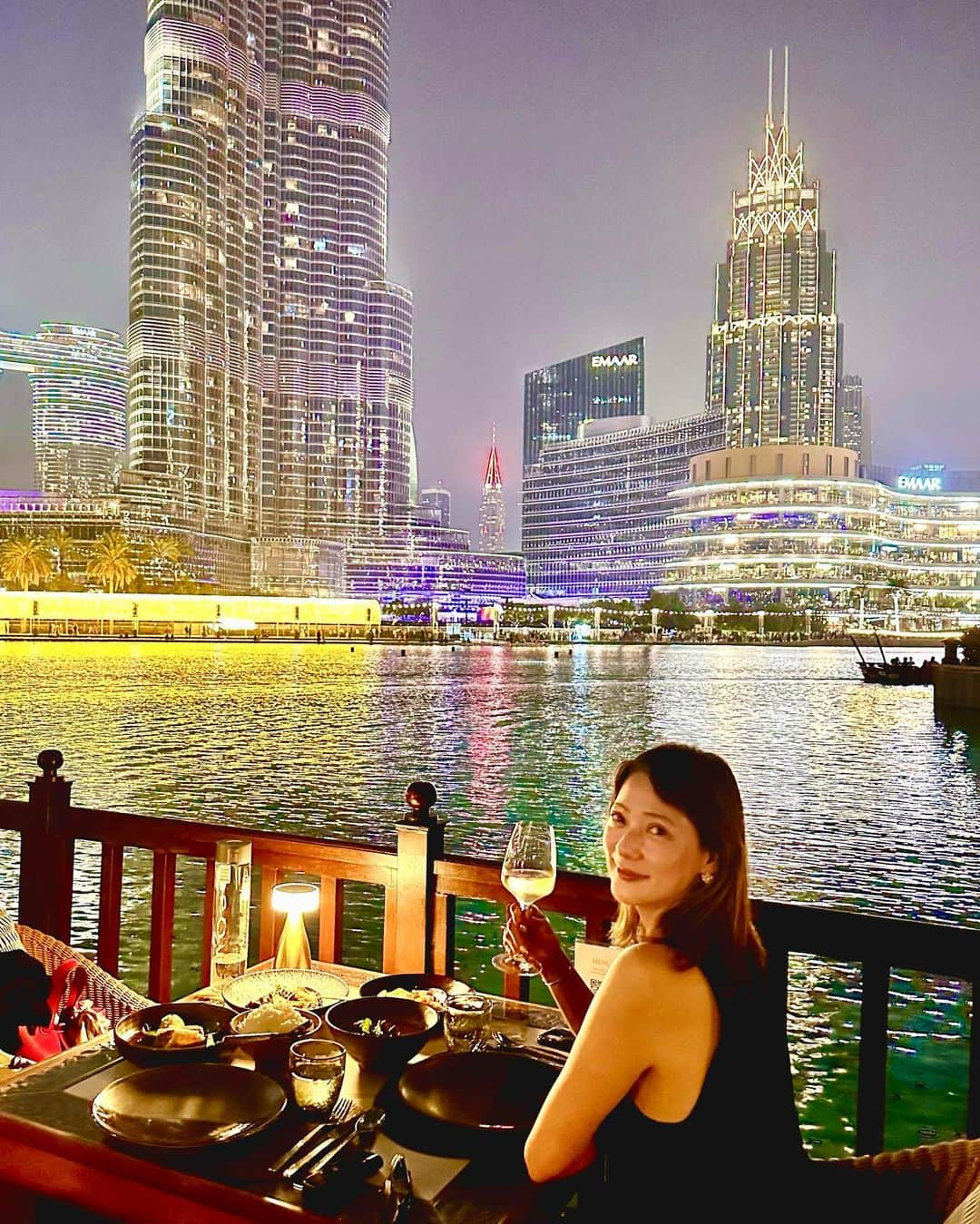 箕輪玖美さんのインスタグラム写真 - (箕輪玖美Instagram)「Palace Hotel Downtown Dubai🏨 ・ ・ アラブっぽい雰囲気満載の五つ星ホテルホテル✨ 朝食はプールサイド、夕食はDubaiファウンテンが見えるお席でタイ料理🥂🍽️ ・ ・ 世界最大のDubaiモールまで徒歩5分の好立地😃 ブルジュ・ハリファも徒歩圏内👍 ・ ・ 世界最大のモール内に世界最大の水槽があり、全てにおいてスケール違い😍 お目当ての紅茶屋さんやはちみつ屋さんを探すのにも時間がかかって大変〜😆  #dubai #dubaimall #burjkhalifa #ドバイ観光 #ドバイ旅行 #パレスダウンタウンドバイホテル #luxuryhotel #世界最大 #vivel #シドルハニー #海外旅行 #uae #箕輪玖美」11月25日 12時33分 - kumi.111