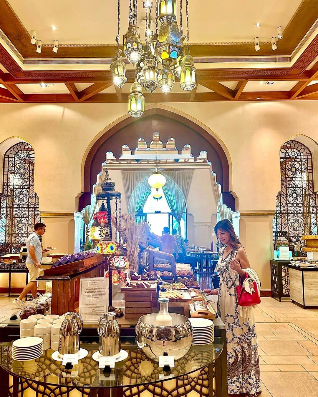 箕輪玖美のインスタグラム：「Palace Hotel Downtown Dubai🏨 ・ ・ アラブっぽい雰囲気満載の五つ星ホテルホテル✨ 朝食はプールサイド、夕食はDubaiファウンテンが見えるお席でタイ料理🥂🍽️ ・ ・ 世界最大のDubaiモールまで徒歩5分の好立地😃 ブルジュ・ハリファも徒歩圏内👍 ・ ・ 世界最大のモール内に世界最大の水槽があり、全てにおいてスケール違い😍 お目当ての紅茶屋さんやはちみつ屋さんを探すのにも時間がかかって大変〜😆  #dubai #dubaimall #burjkhalifa #ドバイ観光 #ドバイ旅行 #パレスダウンタウンドバイホテル #luxuryhotel #世界最大 #vivel #シドルハニー #海外旅行 #uae #箕輪玖美」