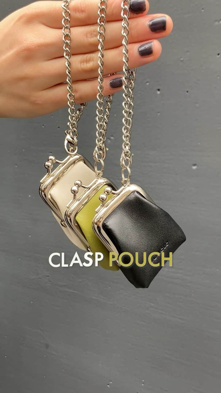 Joueteのインスタグラム：「【 Clasp pouch 】 ⁡ ファッションの一部として取り入れたくなるような、ころんとしたシルエットで人気の『クラスプポーチ』に"BLACK“カラーが仲間入り！  スタイリッシュなデザインでファッションに寄り添い、キーホルダー感覚で、バッグやボトムスのベルトループにも装着できます。  小物や小銭などの保管ができるため、旅行などの出先にも持ち運びしやすい万能アイテム。ジュエリーと一緒に、大切な方へのプレゼントにもおすすめです。  ※ジュエリーはすべて参考商品です。 ⁡ #Jouete #ジュエッテ #クラスプポーチ」