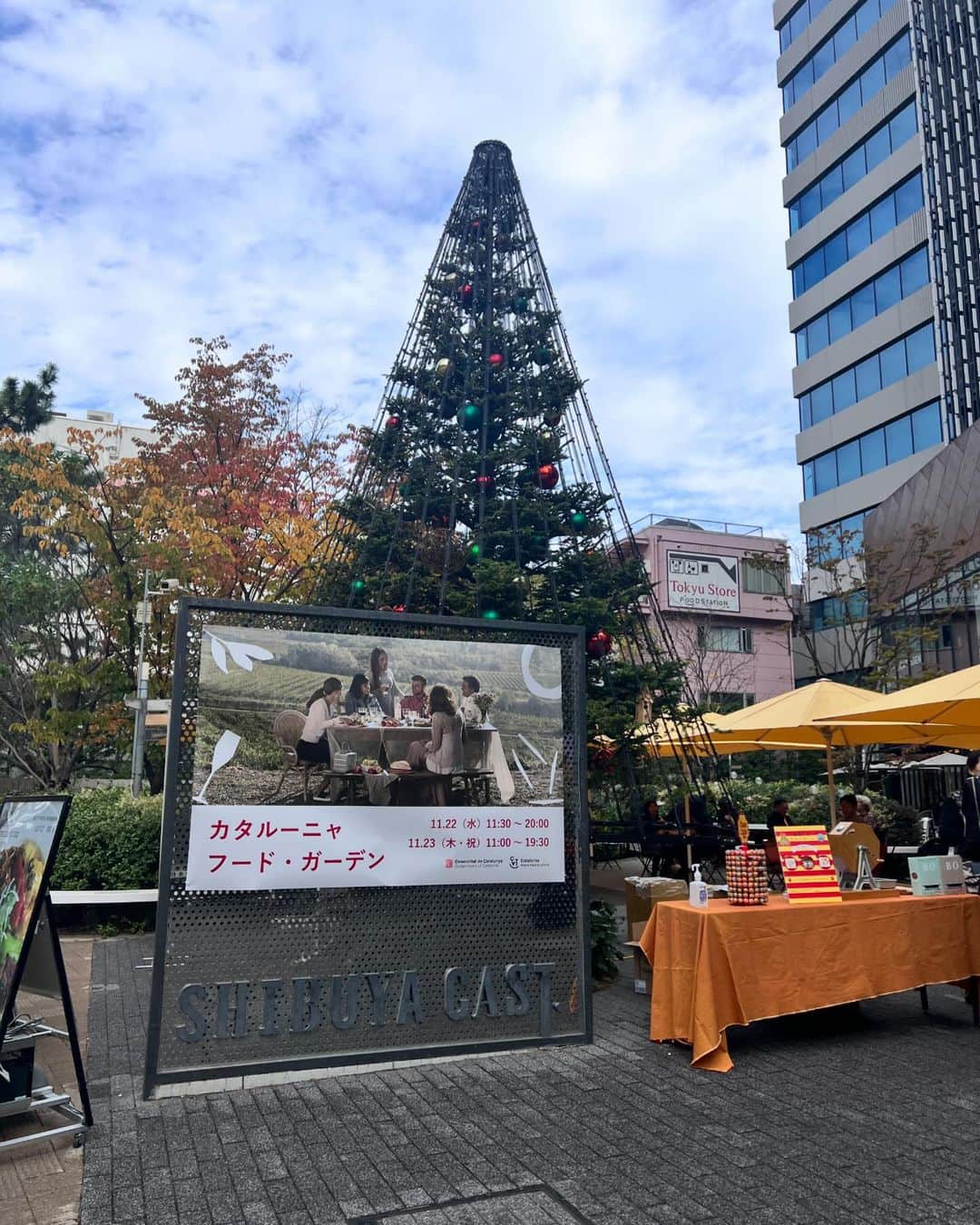 上枝恵美加さんのインスタグラム写真 - (上枝恵美加Instagram)「11月23日にカタルーニャ フードガーデンへお邪魔しに日帰り東京旅🗼 最高な祝日でした！早起きした甲斐があった〜！  12月1日から10日までは東京で「カタルーニャ・ガストロノミー WEEK」が開催されるそうなんですが、12月1日は #降臨SOUL もあって東京なので、スケジュール調整してカタルーニャ料理食べにいこうっと🍳🍷  📝(memo)  ①大好きなショートパスタのパエリア「フィデワ」最高！目を閉じたらそこは地中海〜 ②カタルーニャのお偉い方々とのお写真にカメラマンさんからの肩を組んでみましょう！リクエストにｱﾜｱﾜ ④スペインでいつも飲むColaCaoを購入。パッケージも可愛いのよね〜〜 ⑤ ジョセップ・バラオナさんの美味しすぎるピンチョス無料配布 ⑦ワイン最高だった〜〜もっと詳しくなりたい〜〜 ⑧フードトラック。はちみつ紅茶はいつも持って帰ってくるのでお家にも常備されてます笑  @catalanfood_com  #カタルーニャ料理 #catalanfood」11月25日 12時40分 - emika_kamieda