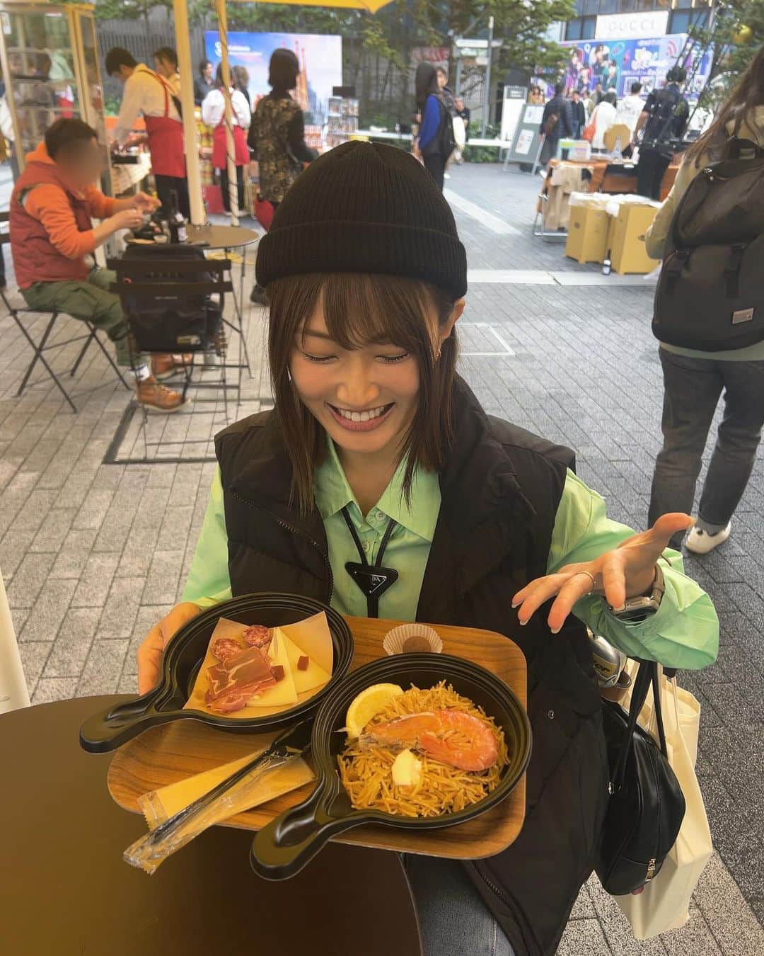 上枝恵美加のインスタグラム：「11月23日にカタルーニャ フードガーデンへお邪魔しに日帰り東京旅🗼 最高な祝日でした！早起きした甲斐があった〜！  12月1日から10日までは東京で「カタルーニャ・ガストロノミー WEEK」が開催されるそうなんですが、12月1日は #降臨SOUL もあって東京なので、スケジュール調整してカタルーニャ料理食べにいこうっと🍳🍷  📝(memo)  ①大好きなショートパスタのパエリア「フィデワ」最高！目を閉じたらそこは地中海〜 ②カタルーニャのお偉い方々とのお写真にカメラマンさんからの肩を組んでみましょう！リクエストにｱﾜｱﾜ ④スペインでいつも飲むColaCaoを購入。パッケージも可愛いのよね〜〜 ⑤ ジョセップ・バラオナさんの美味しすぎるピンチョス無料配布 ⑦ワイン最高だった〜〜もっと詳しくなりたい〜〜 ⑧フードトラック。はちみつ紅茶はいつも持って帰ってくるのでお家にも常備されてます笑  @catalanfood_com  #カタルーニャ料理 #catalanfood」