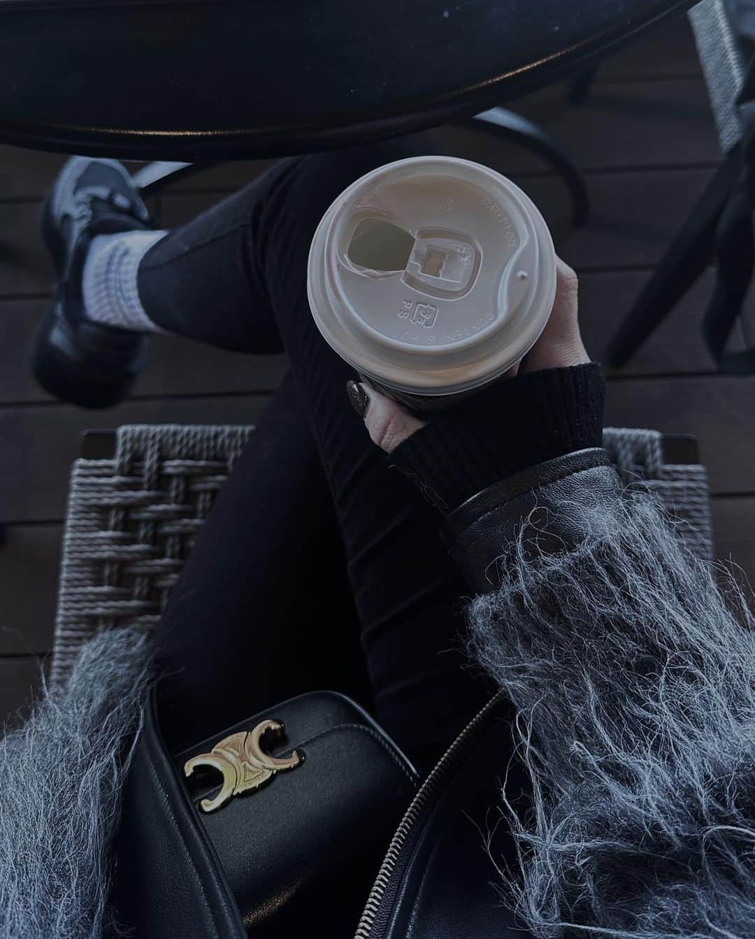 山本梓衣菜のインスタグラム：「..  さむぅ。ってなりながらテラスでホット飲んで仕事するのすき☕️笑  びっくりするくらい暖かかったり〜 急に寒かったり〜  冬アウターなくてもいけちゃうからアウターめんどくさくてまだ2回しか着てない🤯  #🩶」