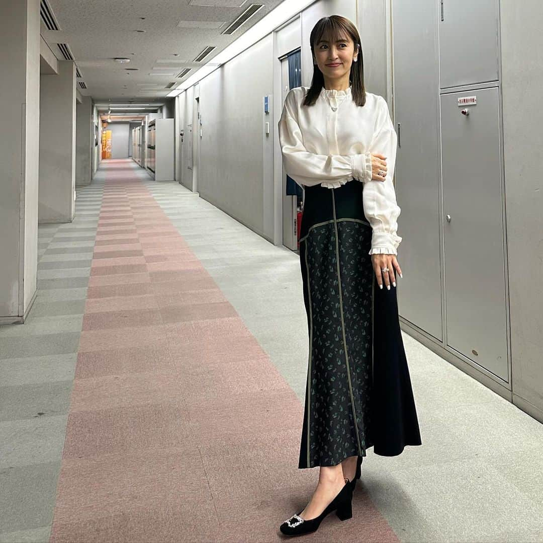 矢田亜希子さんのインスタグラム写真 - (矢田亜希子Instagram)「11月26日(日) 10:00～ CX『ワイドナショー』 明日はワイドナショーに出演させていただきます！ 衣装は ブラウス @3rd_triomphe スカート @public_tokyo ジュエリー @chaumetofficial パンプス @santoniofficial #ワイドナショー#フジテレビ」11月25日 12時43分 - akiko_yada