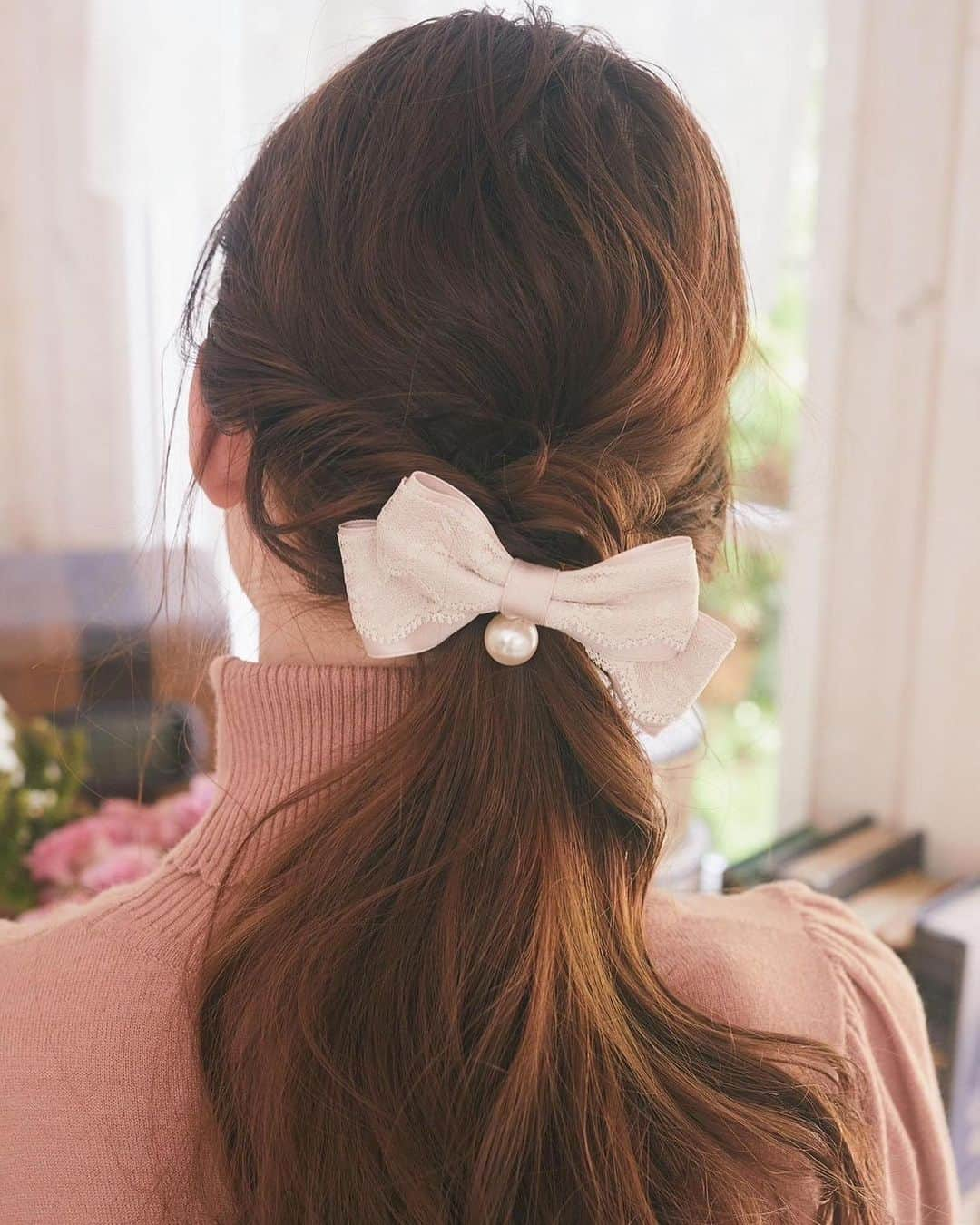 maisondefleur_pressさんのインスタグラム写真 - (maisondefleur_pressInstagram)「【Ribbon Hair Accessories】  さっとまとめた髪に留めるだけで 大人可愛いヘアスタイルに...🎀  Maison de FLEURで人気のヘアアクセサリーに 新作が続々登場しています♪  オフィスでも使用しやすい グログランやツイード素材のクラシカルなデザインや お出かけ、イベントなどにぴったりな華やかな アイテムまで幅広くラインナップ✨  トートバッグの持ち手に付けて アレンジを楽しんでいただくのもおすすめです◎ . . #maisondefleur #メゾンドフルール #リボン #ribbon #パール #ビジュー #レース #バレッタ #ヘアバレッタ #シュシュ #アクセサリー #ヘアアクセサリー #クリスマスギフト #ギフト #gift #プレゼント #present #大人可愛い #大人かわいい #大人可愛いコーデ #大人かわいいコーデ #通勤コーデ」11月25日 12時46分 - maisondefleur_press